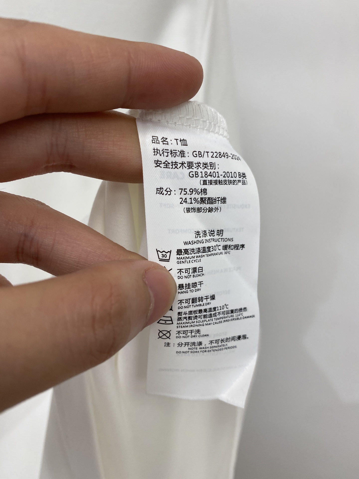 巴宝莉、2026新品短袖T恤，帅气时尚，简约百搭款。胸前精致刺绣图案logo，面料棉 不仅挺括，保持潮流的廓形，又穿着舒