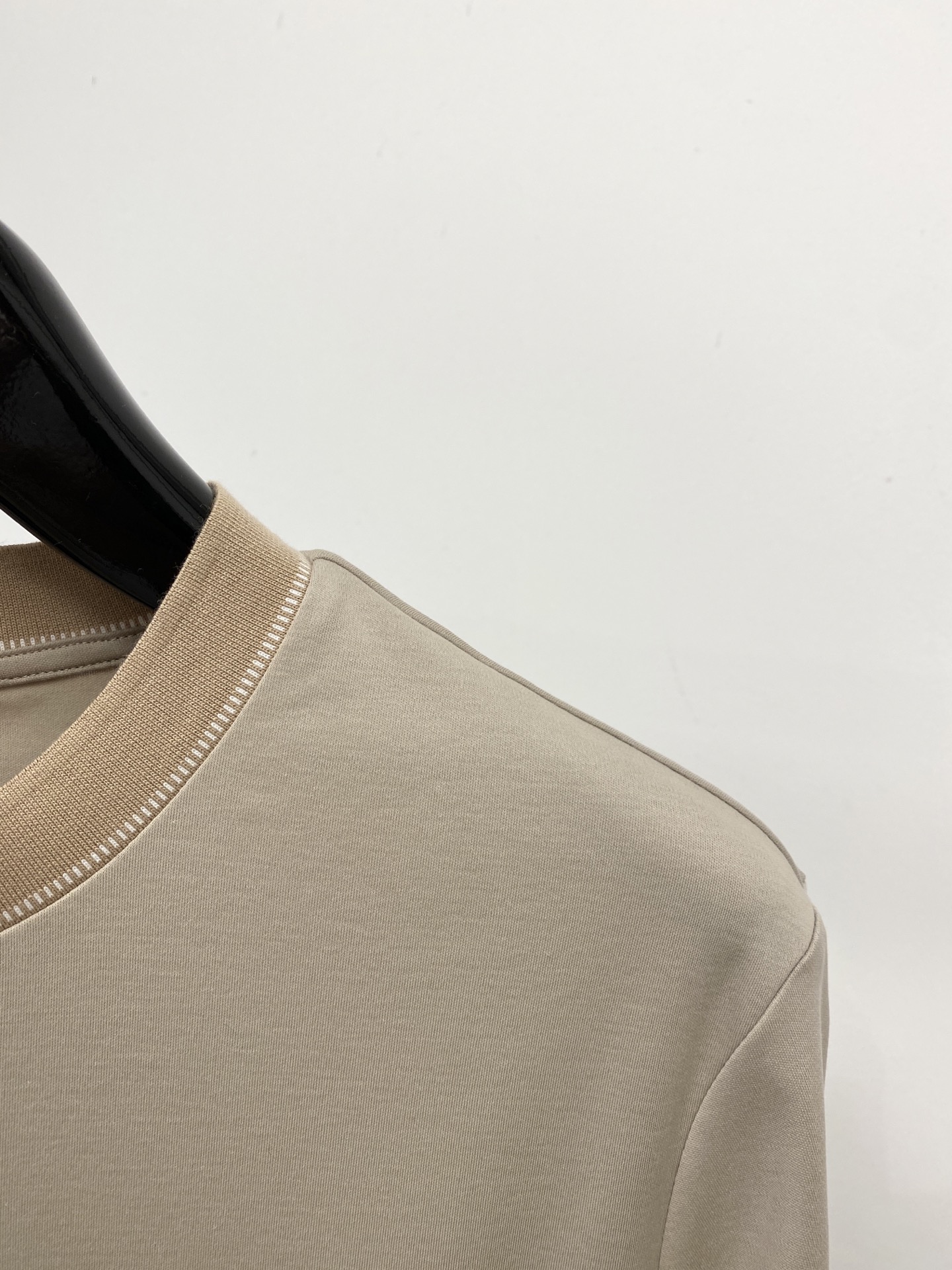 巴宝莉、2026新品短袖T恤，帅气时尚，简约百搭款。胸前精致刺绣图案logo，面料棉 不仅挺括，保持潮流的廓形，又穿着舒