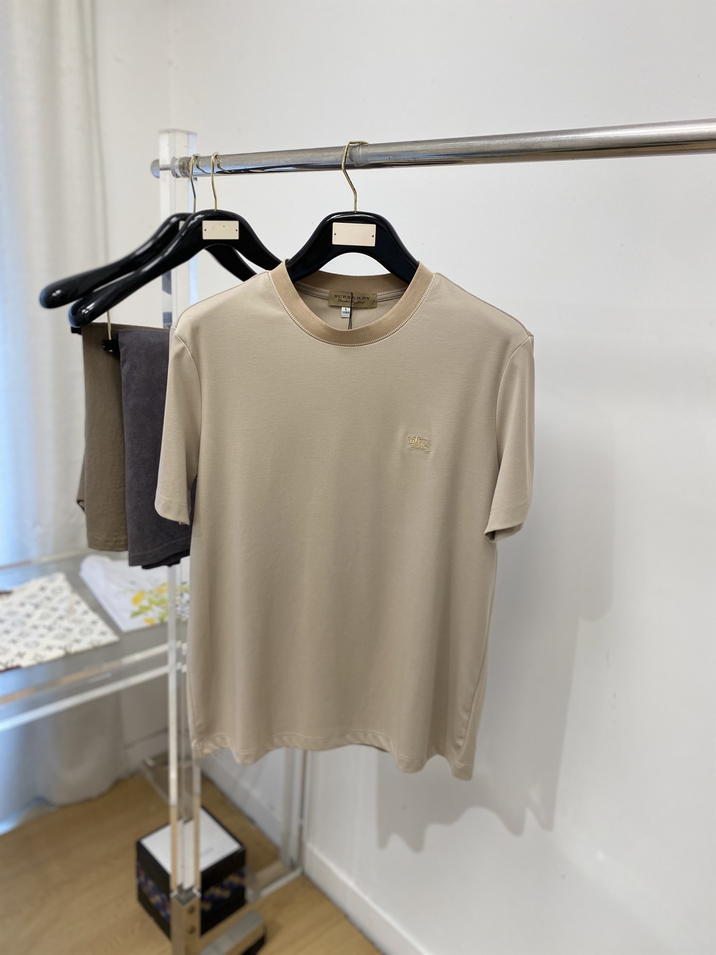 NO:775751,Burberry, 2026 new short-sleeved T-shirt, handsome and fashionable, simple and versatile. Exquisite embroidered logo on the chest. The fabric is cotton. It is not only crisp and maintains the trendy silhouette, but also comfortable to wear. The yarn is more delicate. Size M-3XL, burberry, T-shirt, tees, t-shirt,19860909巴宝莉、2026新品短袖T恤,帅气时尚,简约百搭款.胸前精致刺绣图案logo,面料棉 不仅挺括,保持潮流的廓形,又穿着舒适,纱织更细腻,码数M-3XL,,burberry,T-shirt,tees，t-shirt,,Men's clothing