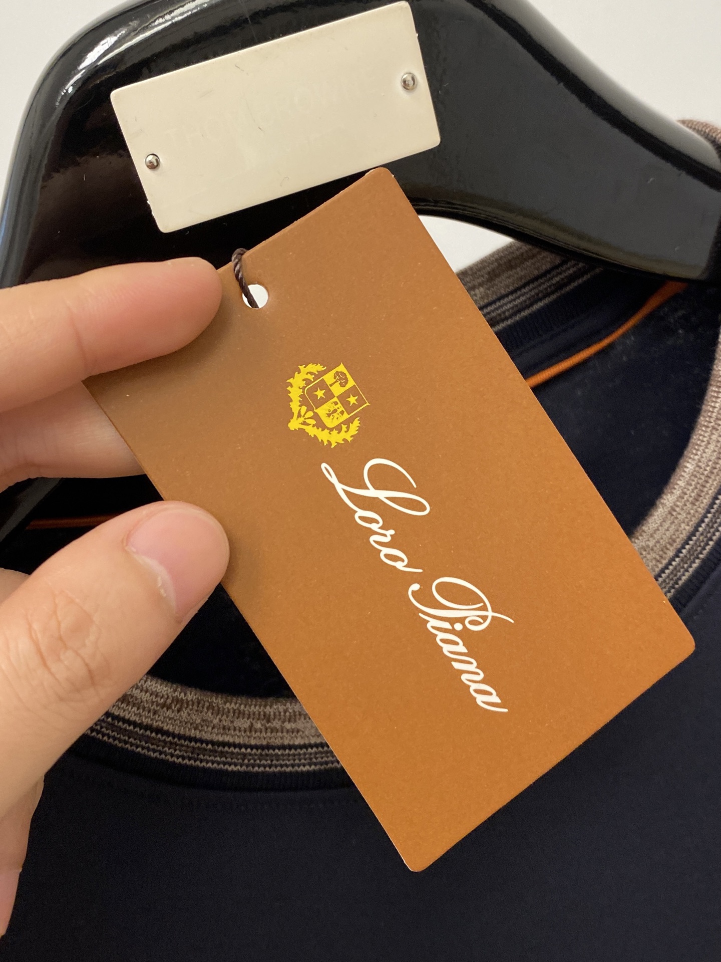 Loro Piana、2026新品短袖T恤，帅气时尚，简约百搭款。胸前精致刺绣字母logo，面料棉 不仅挺括，保持潮流的
