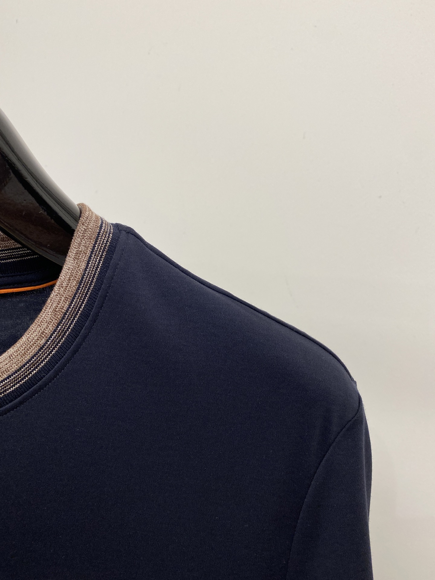 Loro Piana、2026新品短袖T恤，帅气时尚，简约百搭款。胸前精致刺绣字母logo，面料棉 不仅挺括，保持潮流的