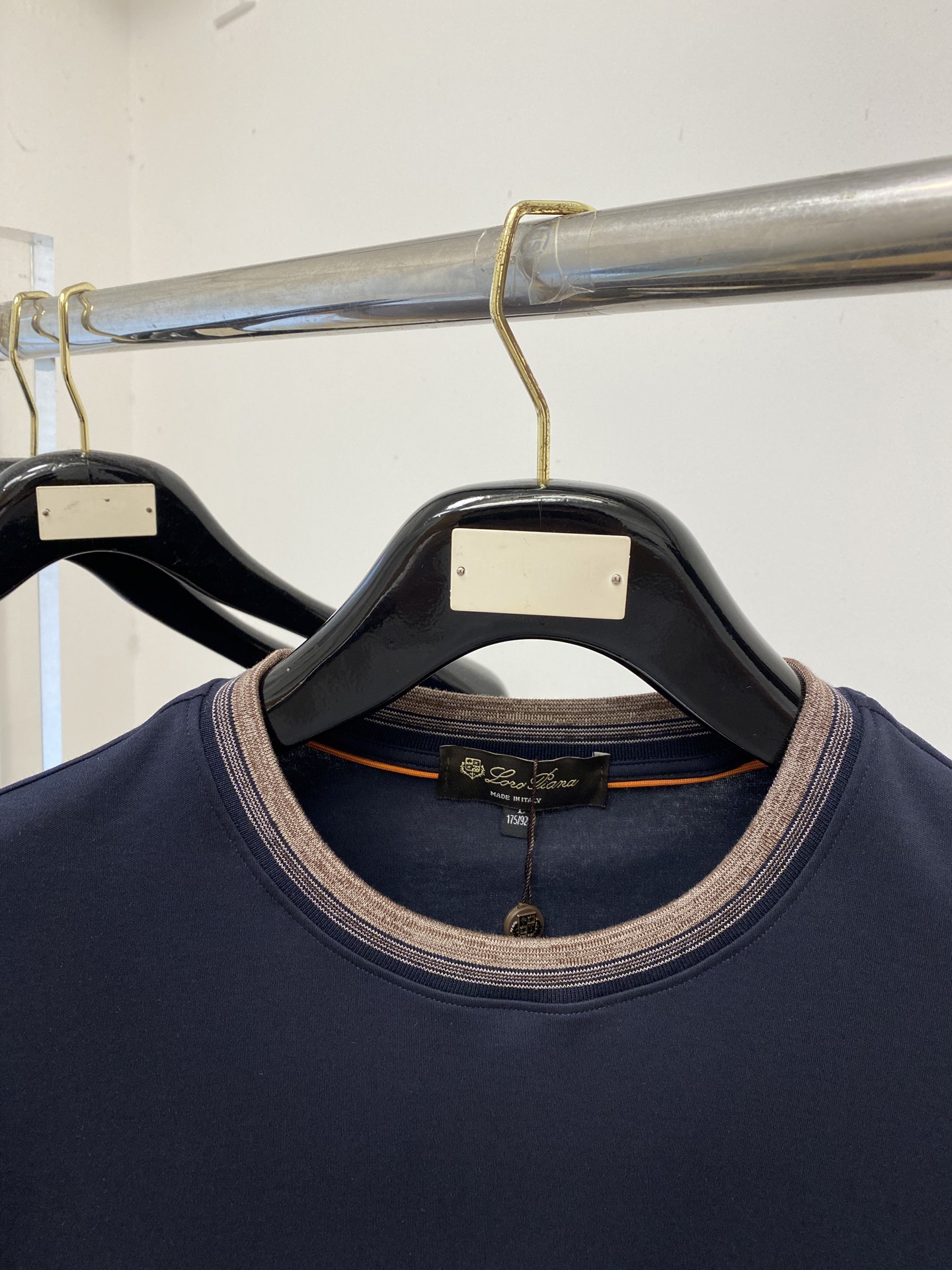 Loro Piana、2026新品短袖T恤，帅气时尚，简约百搭款。胸前精致刺绣字母logo，面料棉 不仅挺括，保持潮流的