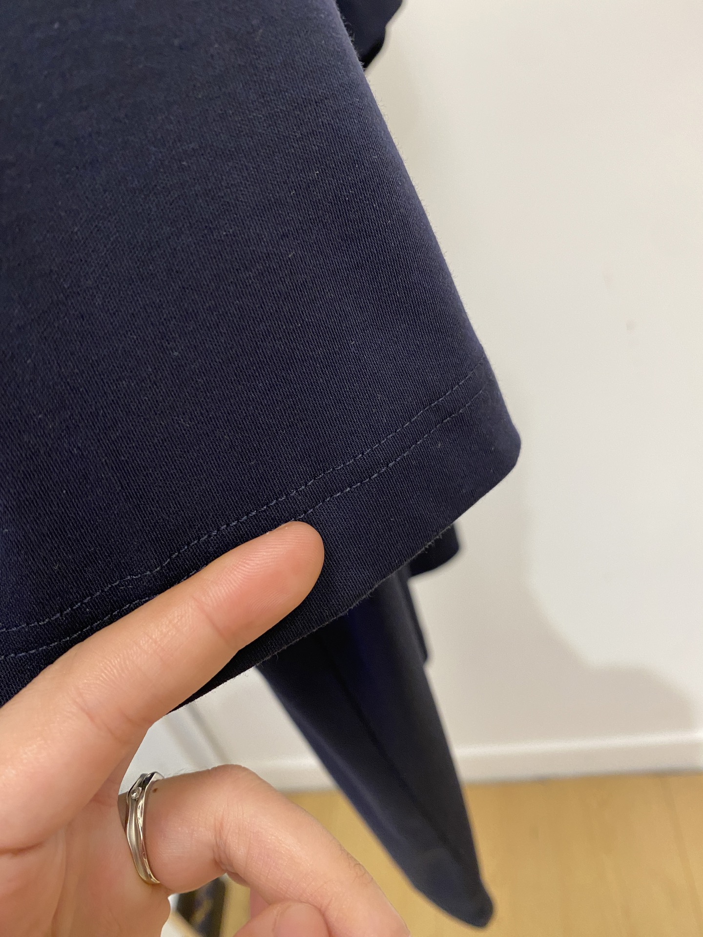 Loro Piana、2026新品短袖T恤，帅气时尚，简约百搭款。胸前精致刺绣字母logo，面料棉 不仅挺括，保持潮流的