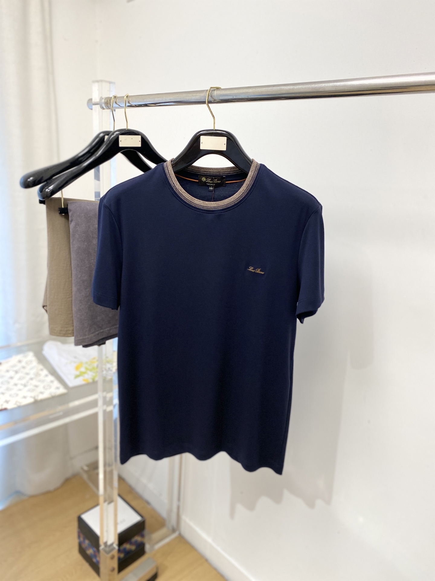 Loro Piana、2026新品短袖T恤，帅气时尚，简约百搭款。胸前精致刺绣字母logo，面料棉 不仅挺括，保持潮流的