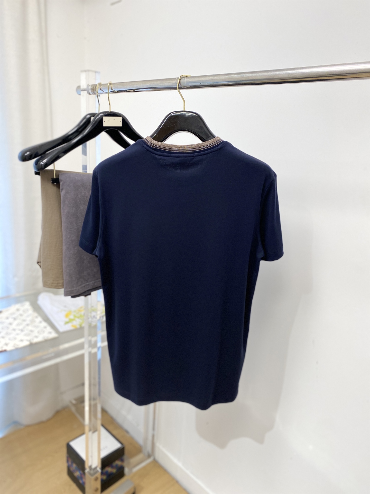 Loro Piana、2026新品短袖T恤，帅气时尚，简约百搭款。胸前精致刺绣字母logo，面料棉 不仅挺括，保持潮流的