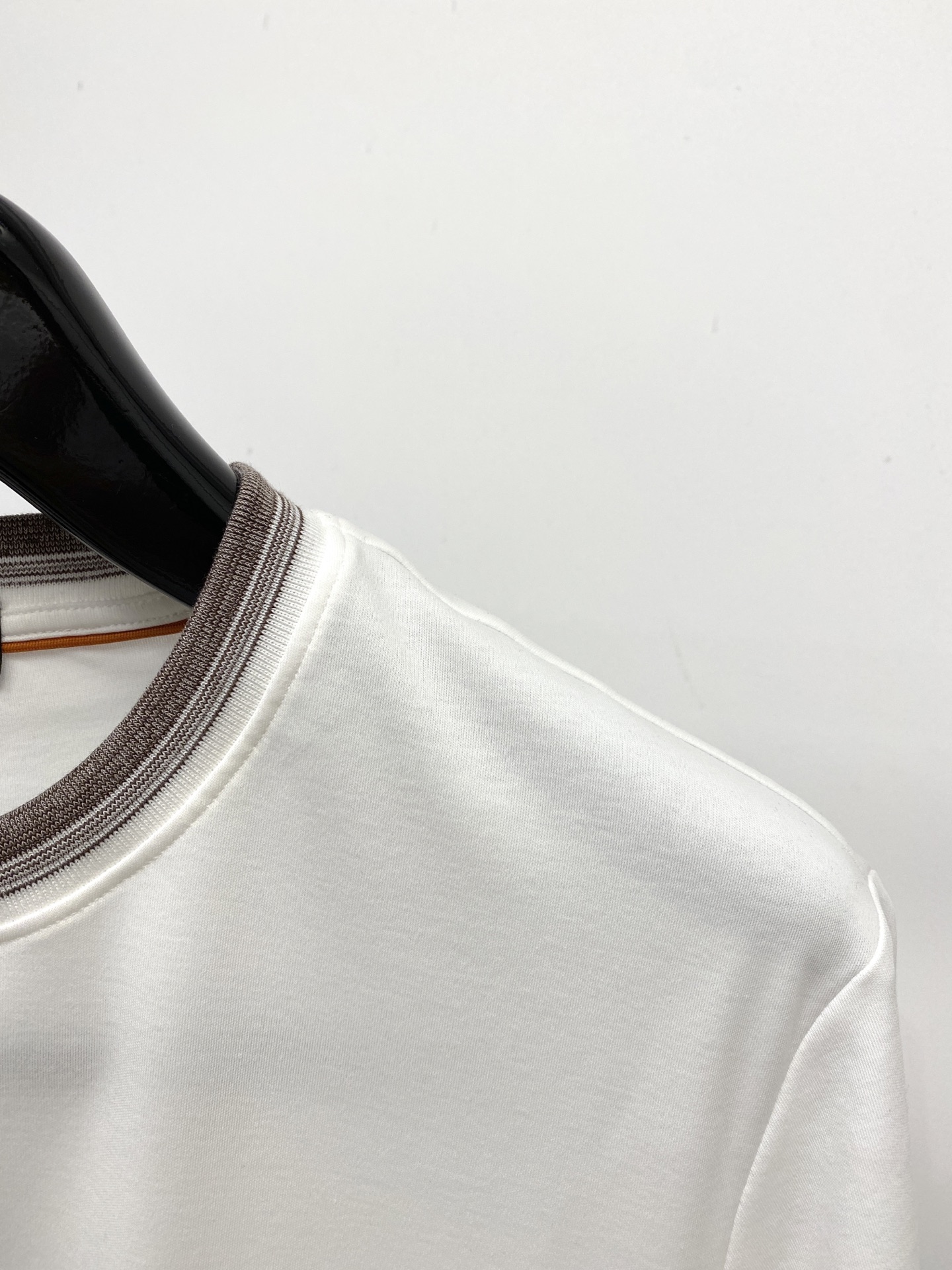Loro Piana、2026新品短袖T恤，帅气时尚，简约百搭款。胸前精致刺绣字母logo，面料棉 不仅挺括，保持潮流的