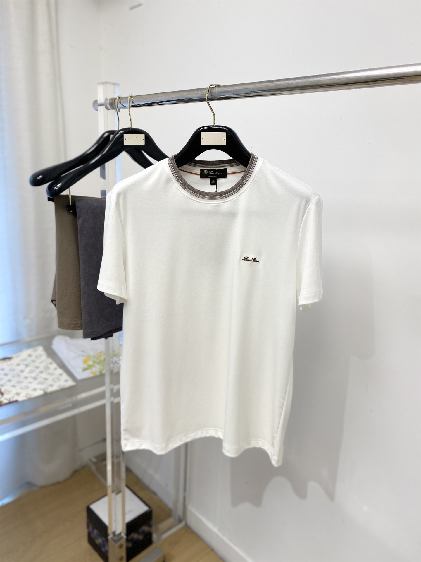 Loro Piana、2026新品短袖T恤，帅气时尚，简约百搭款。胸前精致刺绣字母logo，面料棉 不仅挺括，保持潮流的