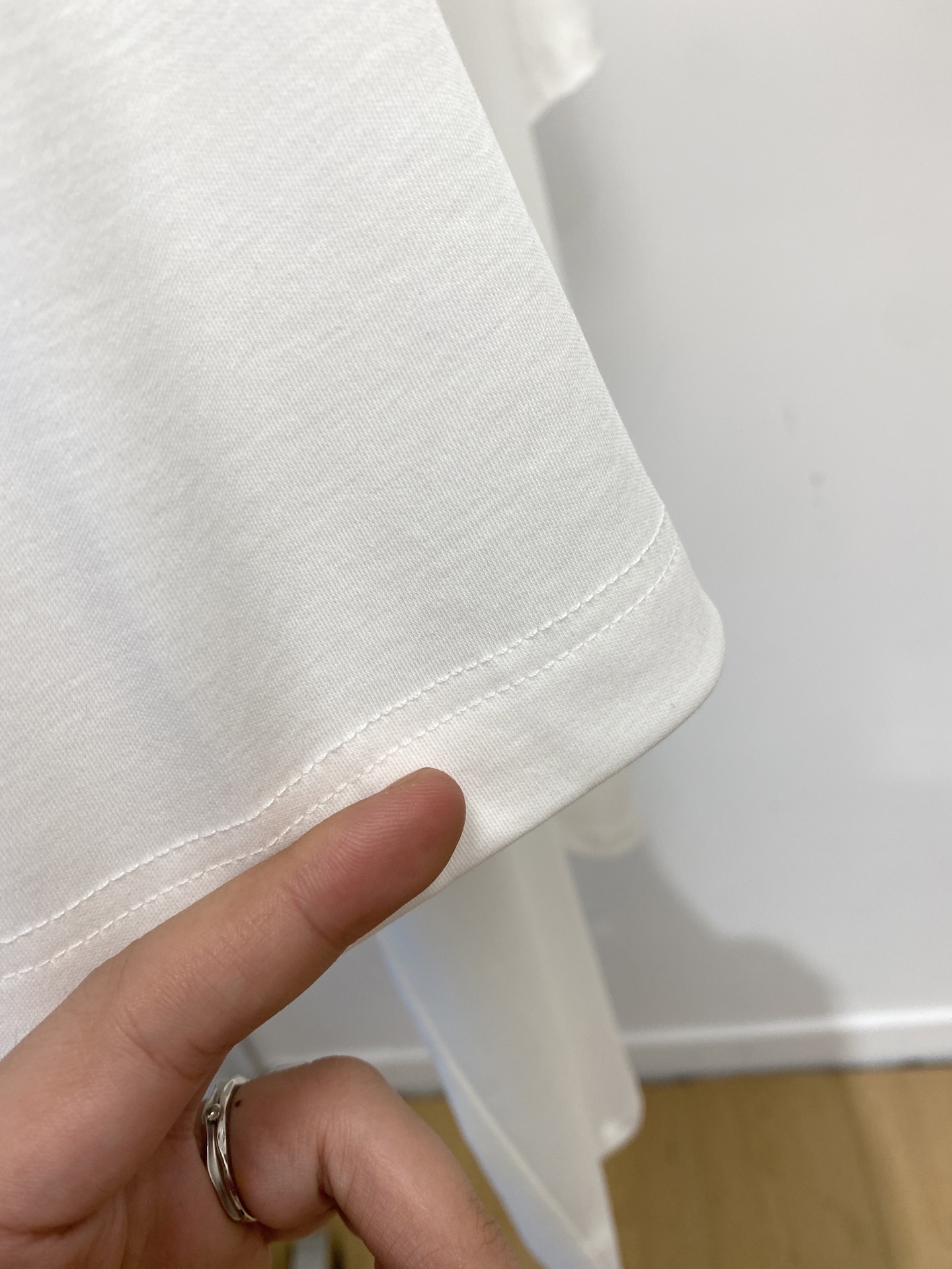 Loro Piana、2026新品短袖T恤，帅气时尚，简约百搭款。胸前精致刺绣字母logo，面料棉 不仅挺括，保持潮流的