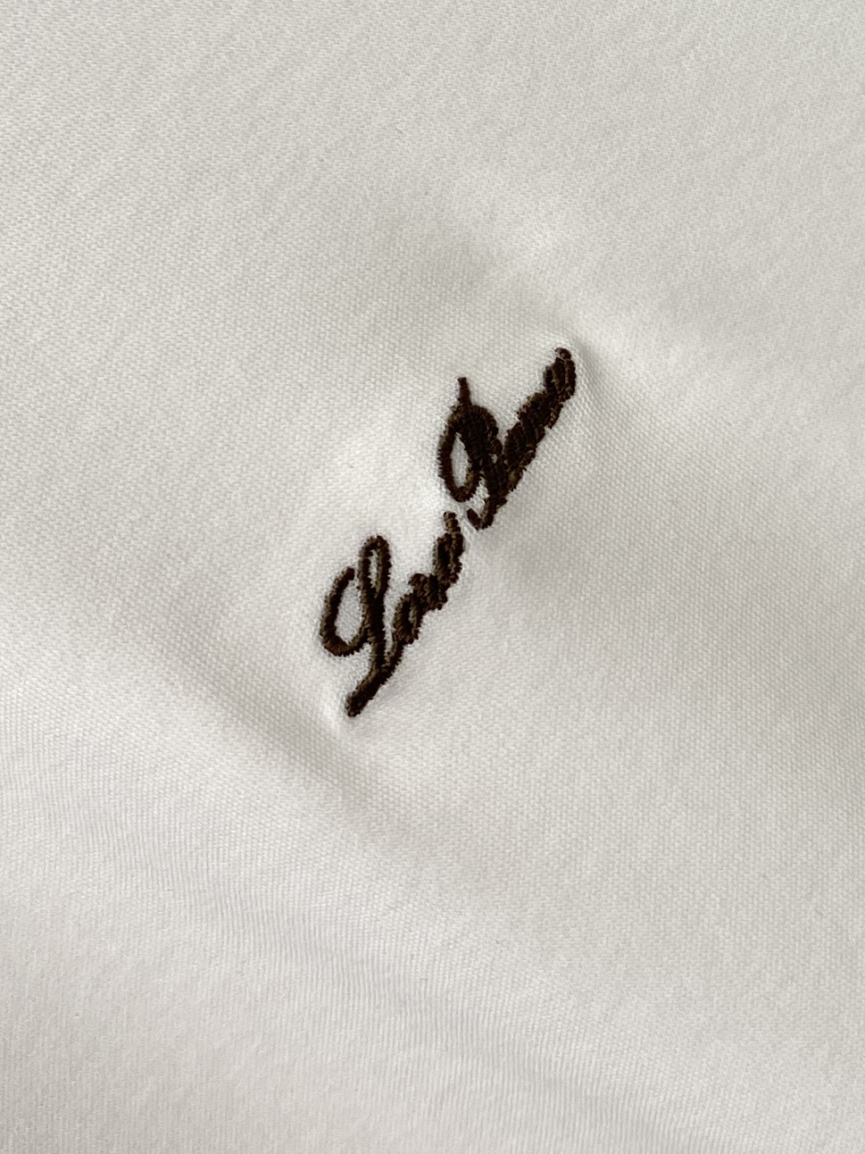 Loro Piana、2026新品短袖T恤，帅气时尚，简约百搭款。胸前精致刺绣字母logo，面料棉 不仅挺括，保持潮流的