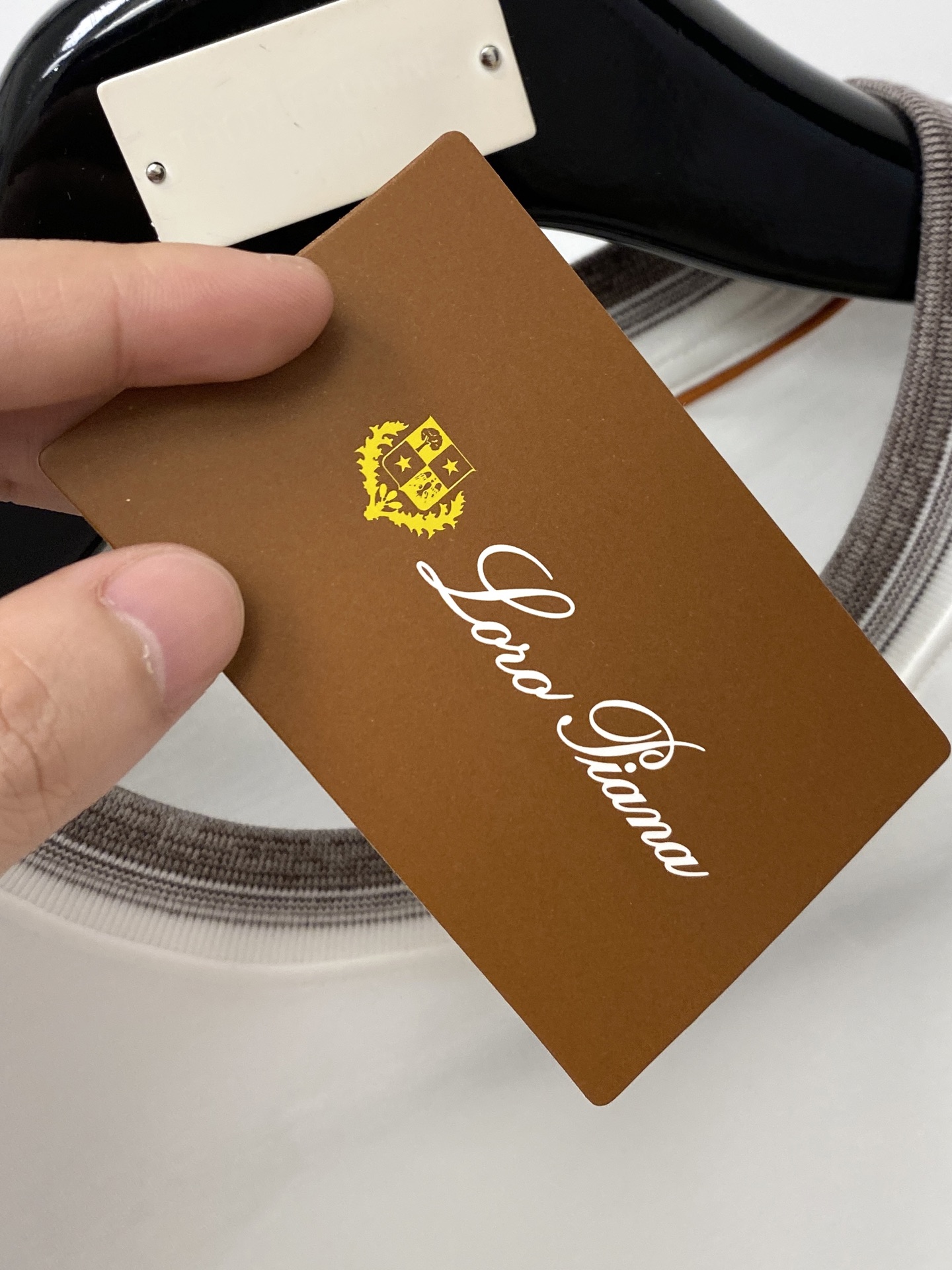 Loro Piana、2026新品短袖T恤，帅气时尚，简约百搭款。胸前精致刺绣字母logo，面料棉 不仅挺括，保持潮流的