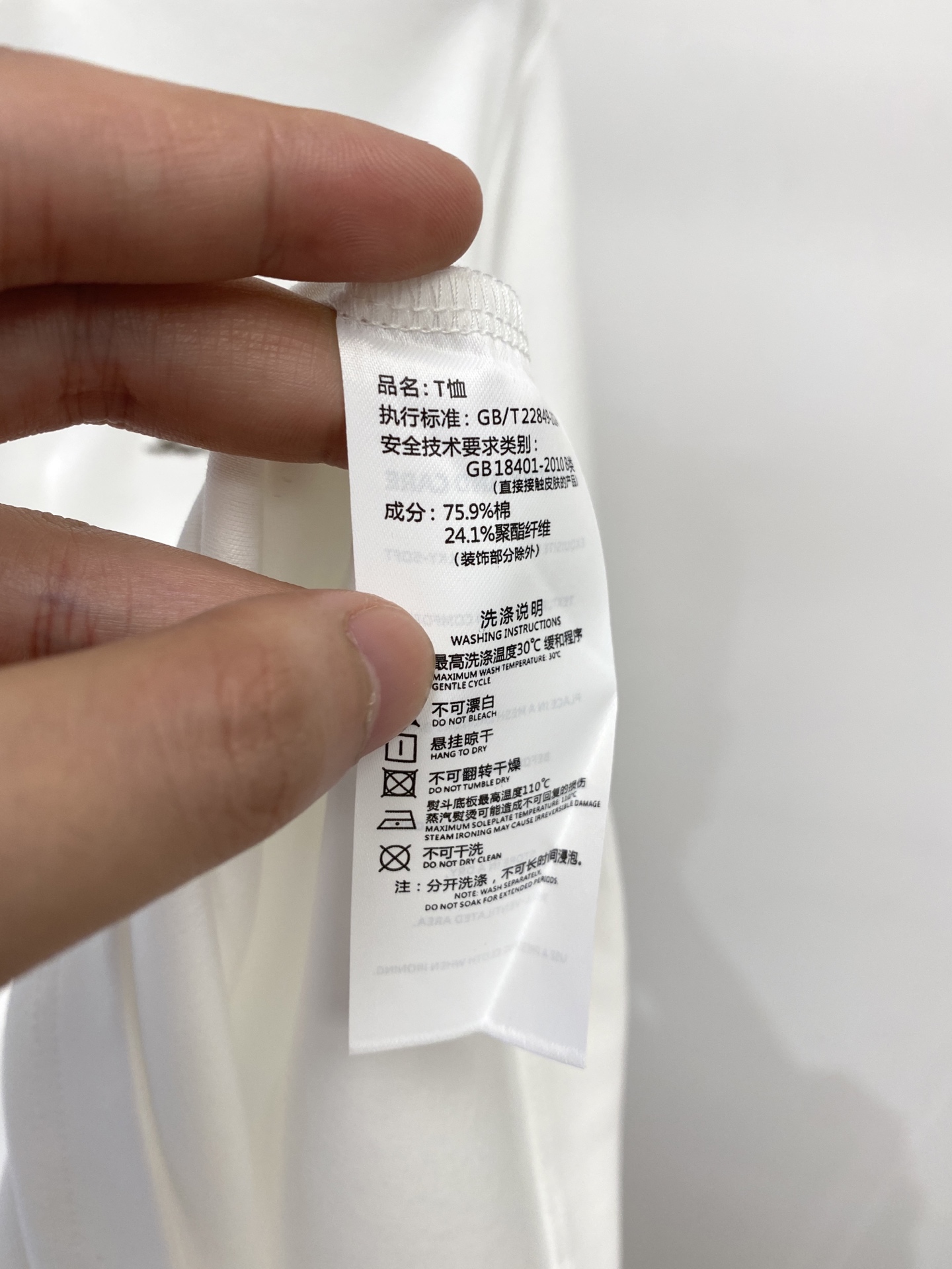 Loro Piana、2026新品短袖T恤，帅气时尚，简约百搭款。胸前精致刺绣字母logo，面料棉 不仅挺括，保持潮流的