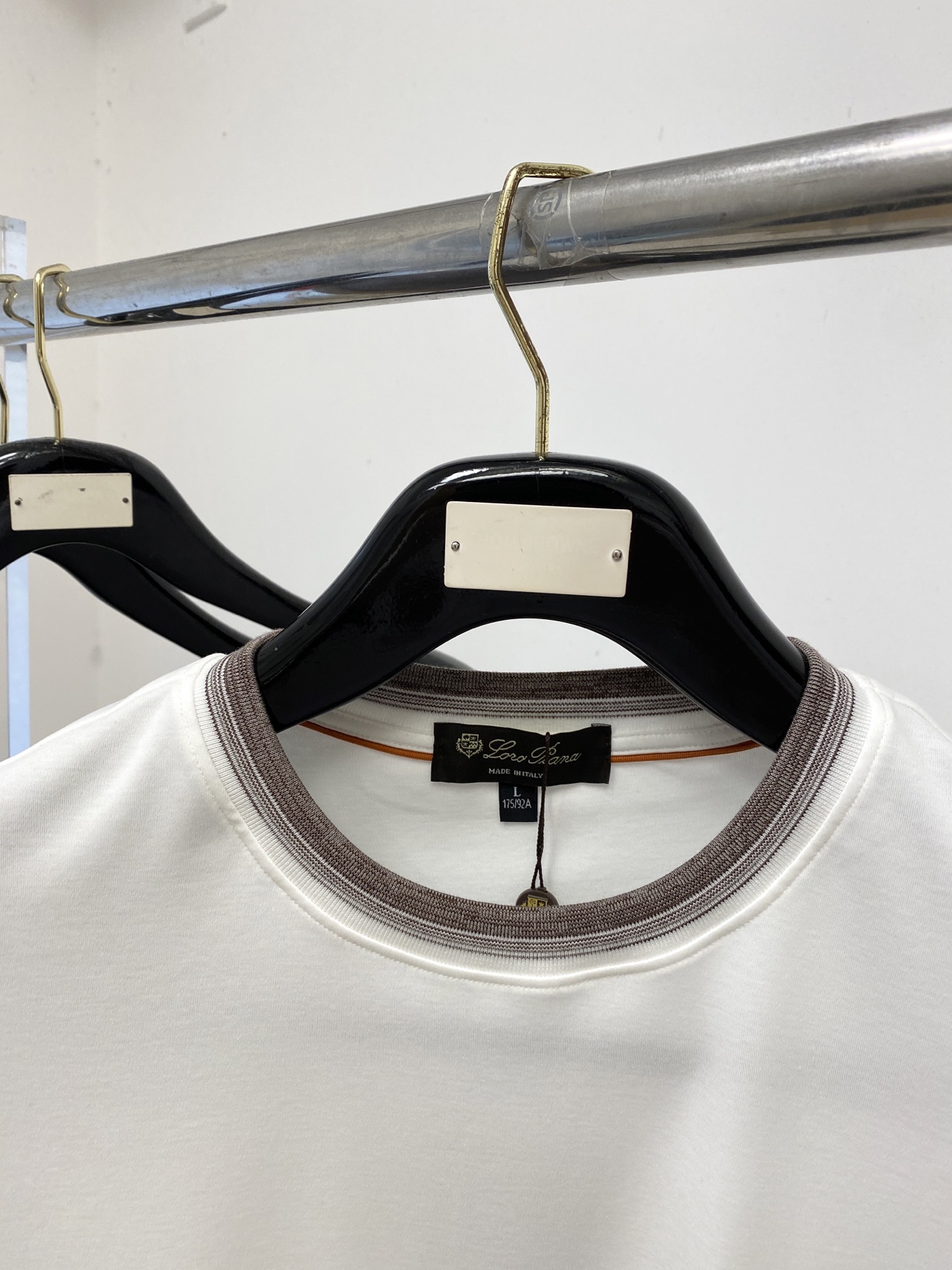 Loro Piana、2026新品短袖T恤，帅气时尚，简约百搭款。胸前精致刺绣字母logo，面料棉 不仅挺括，保持潮流的
