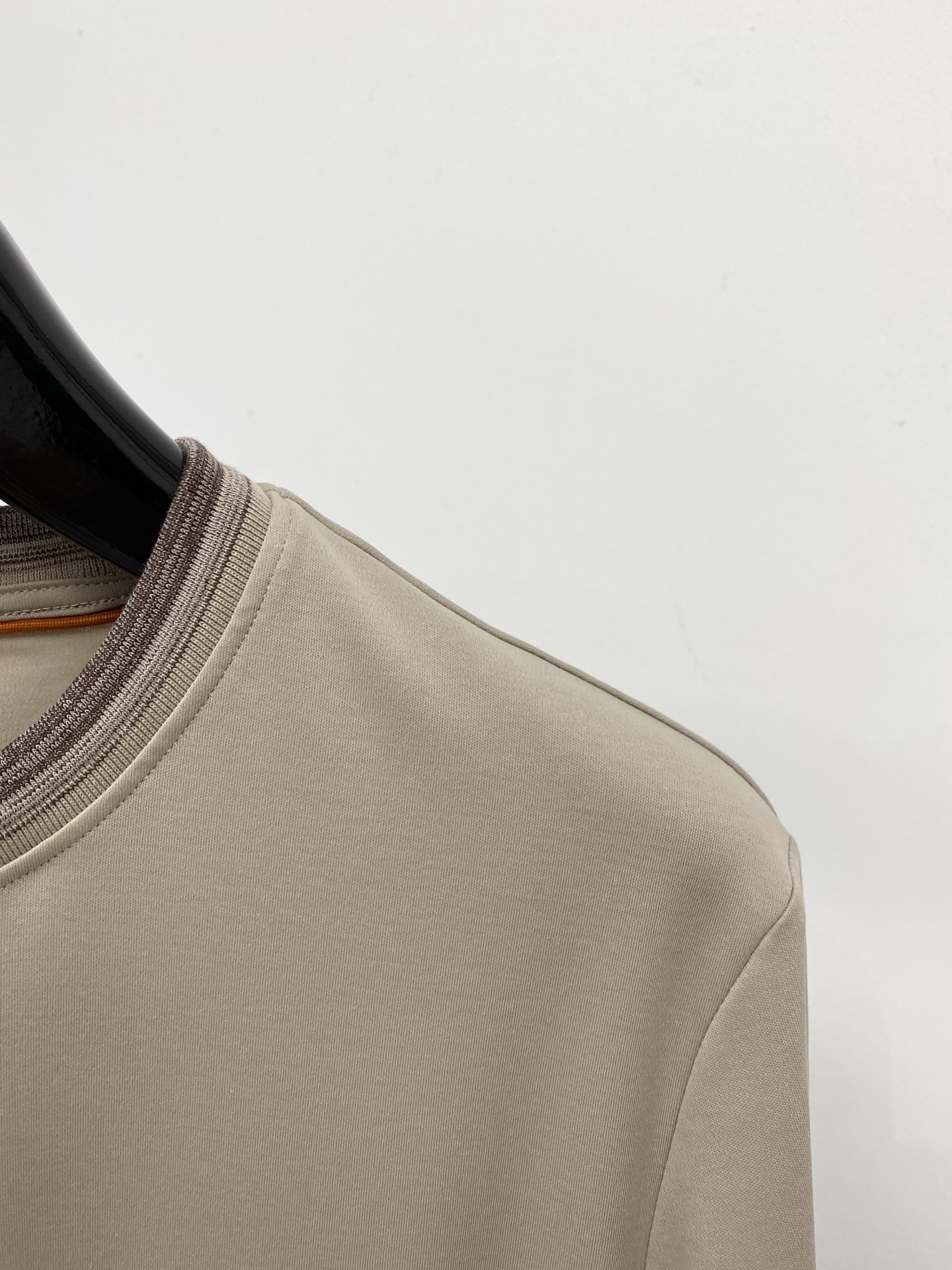 Loro Piana、2026新品短袖T恤，帅气时尚，简约百搭款。胸前精致刺绣字母logo，面料棉 不仅挺括，保持潮流的