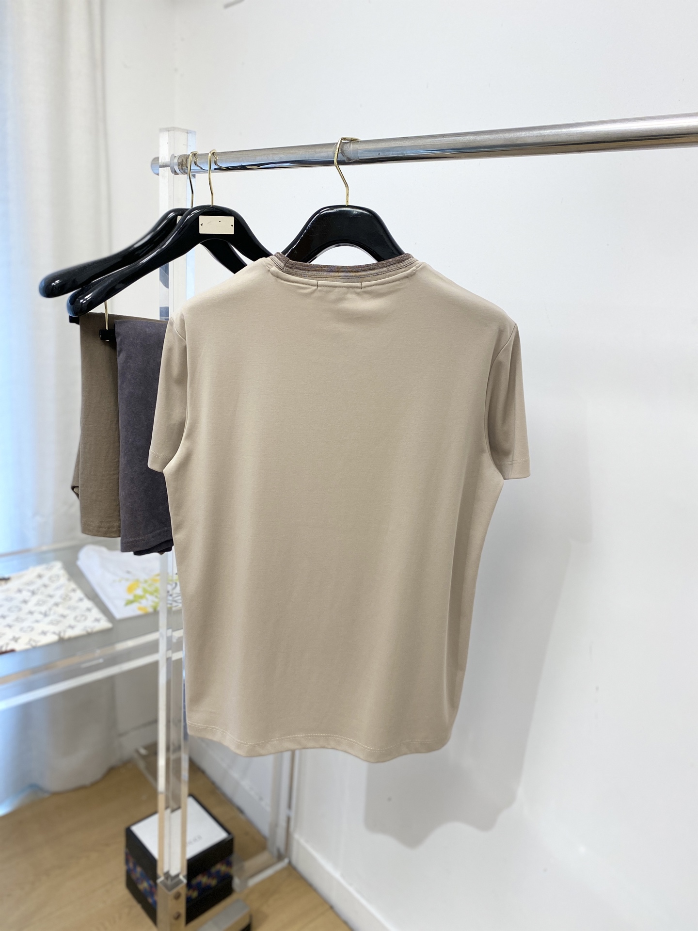 Loro Piana、2026新品短袖T恤，帅气时尚，简约百搭款。胸前精致刺绣字母logo，面料棉 不仅挺括，保持潮流的
