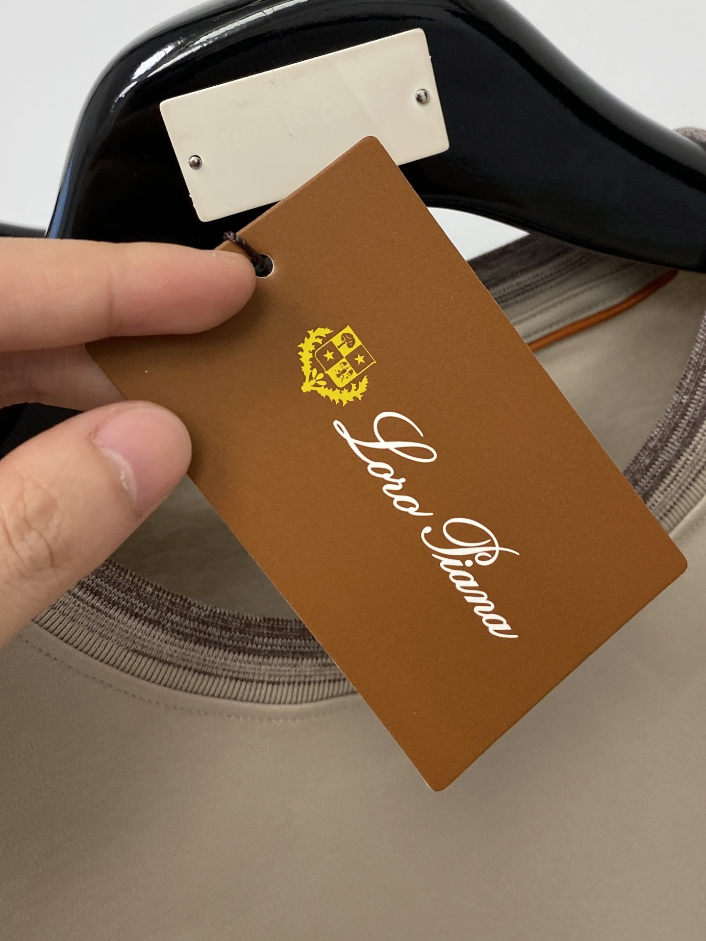 Loro Piana、2026新品短袖T恤，帅气时尚，简约百搭款。胸前精致刺绣字母logo，面料棉 不仅挺括，保持潮流的