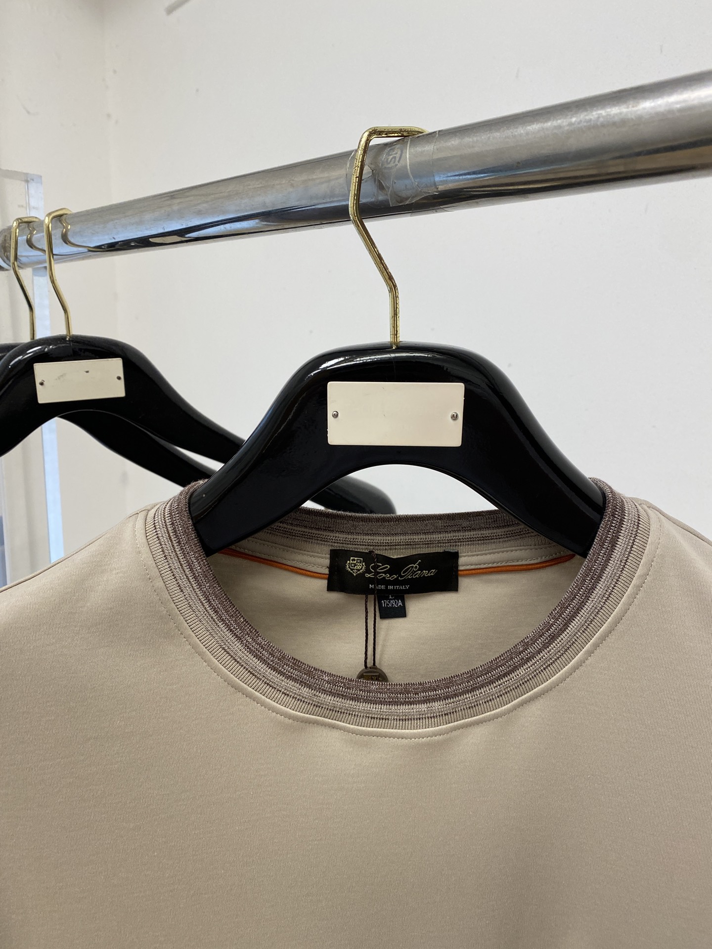 Loro Piana、2026新品短袖T恤，帅气时尚，简约百搭款。胸前精致刺绣字母logo，面料棉 不仅挺括，保持潮流的