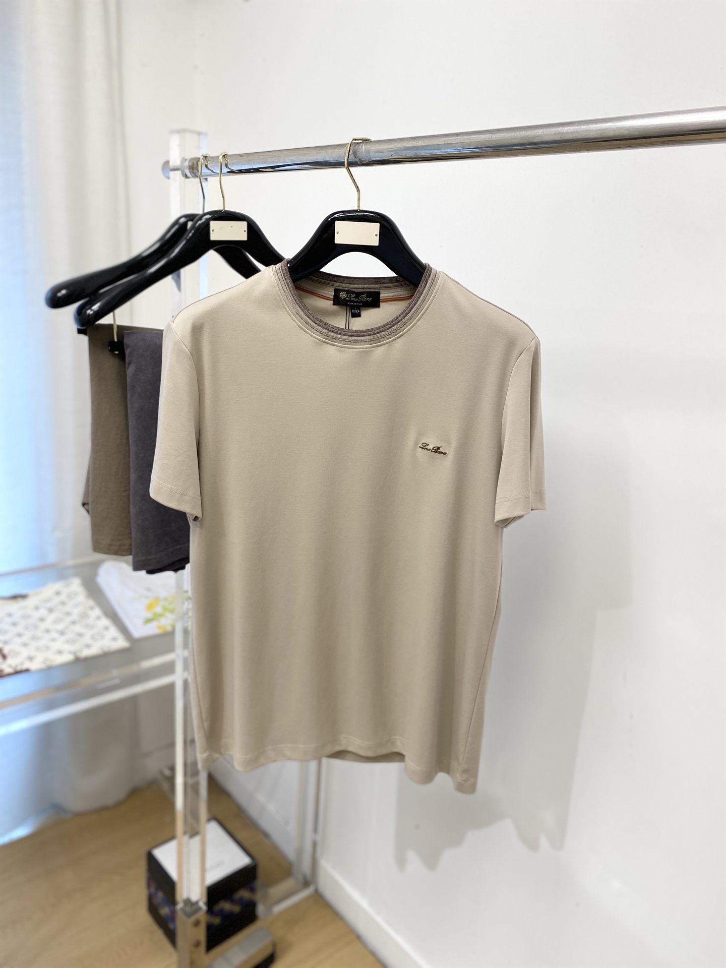 NO:775756,LP, 2026 new short-sleeved T-shirt, handsome and fashionable, simple and versatile. Exquisitely embroidered letter logo on the chest. The fabric is cotton. It is not only crisp and maintains the trendy silhouette, but also comfortable to wear. The yarn is more delicate. Size M-3XL, loro piana, T-shirt, tees, t-shirt,19860909LP、2026新品短袖T恤,帅气时尚,简约百搭款.胸前精致刺绣字母logo,面料棉 不仅挺括,保持潮流的廓形,又穿着舒适,纱织更细腻,码数M-3XL,,loro piana,T-shirt,tees，t-shirt,,Men's clothing