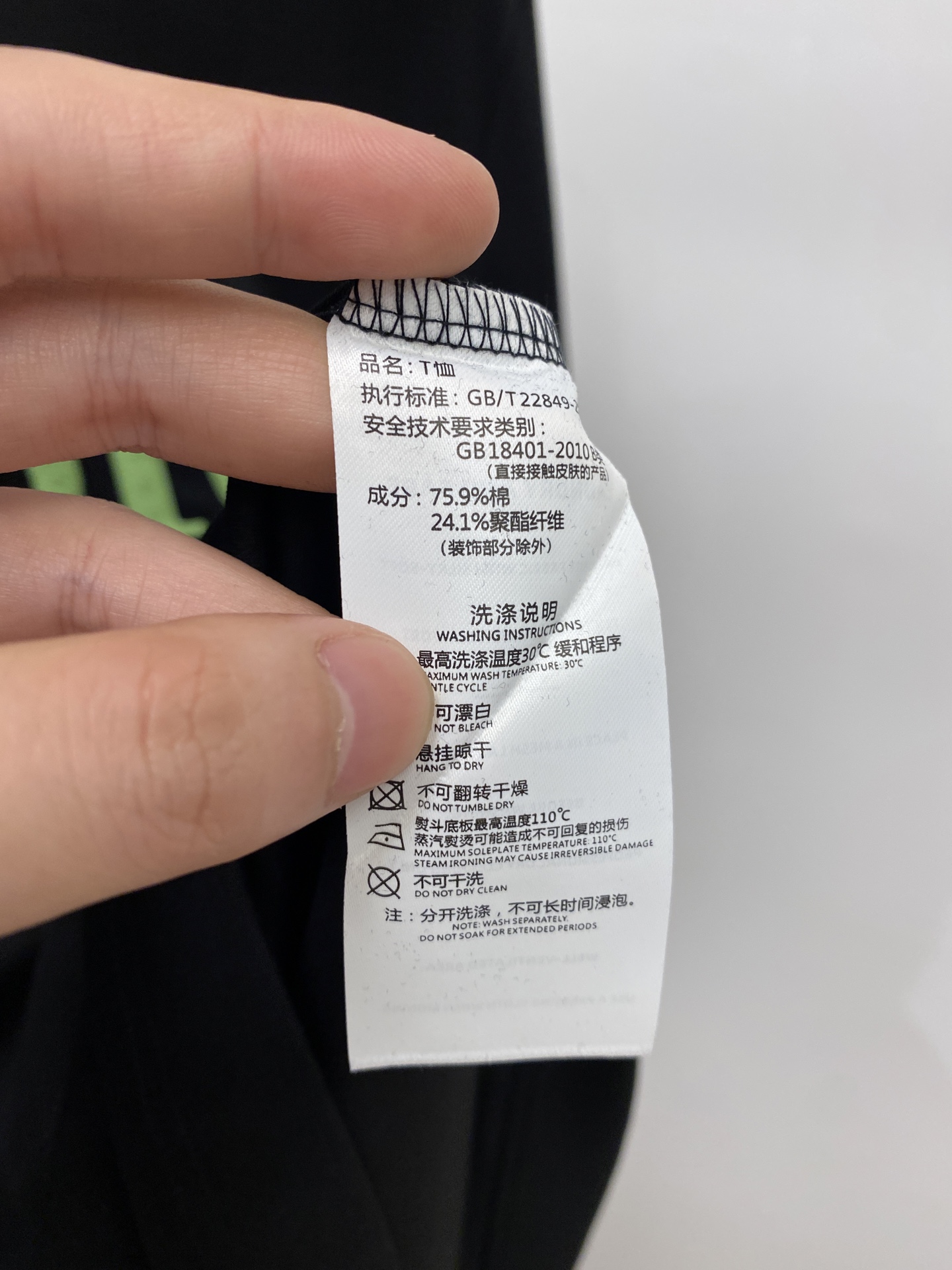 迪奥、2026新品短袖T恤，帅气时尚，简约百搭款。胸前刺绣装饰字母logo，面料棉 不仅挺括，保持潮流的廓形，又穿着舒适