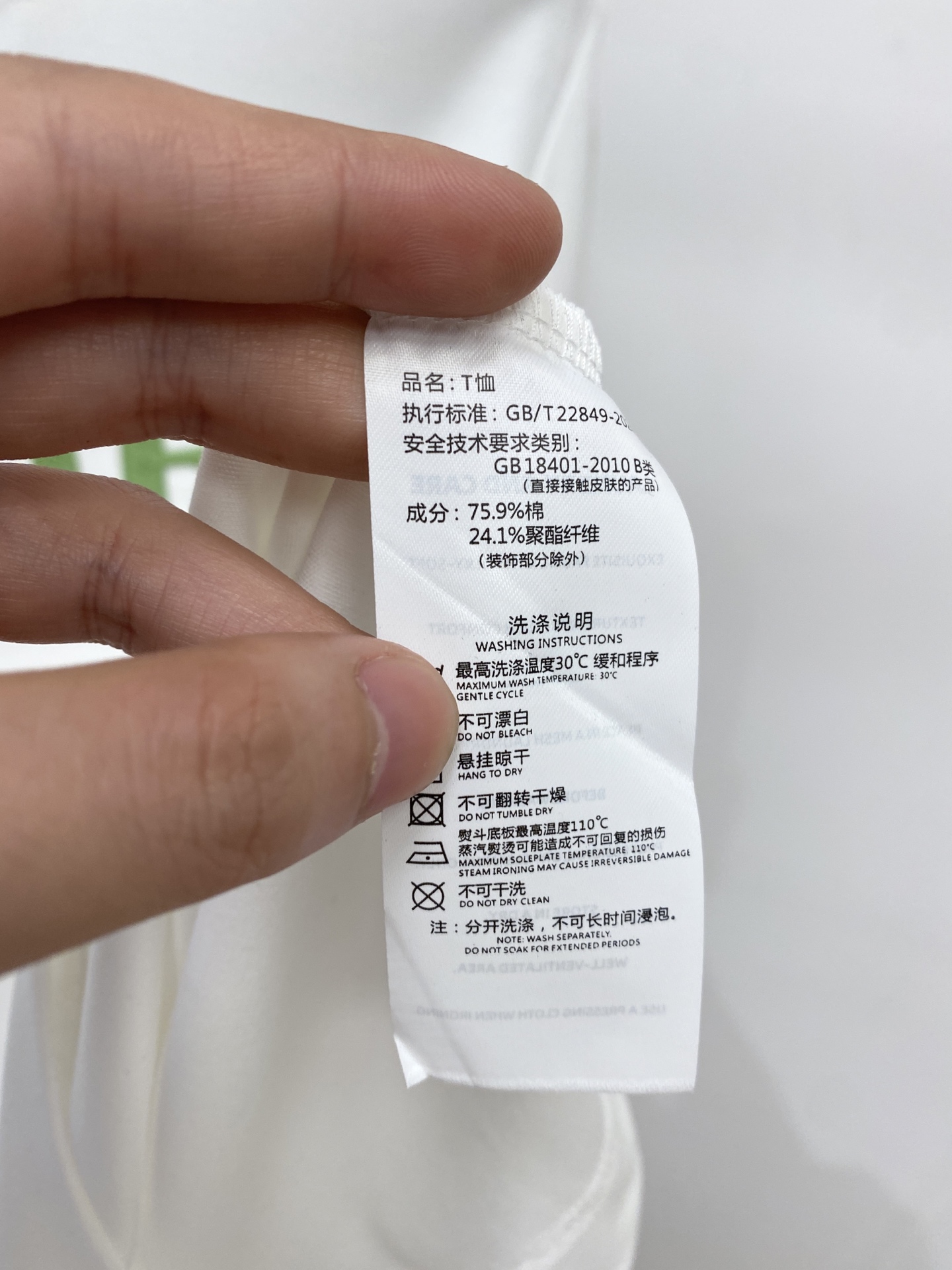 迪奥、2026新品短袖T恤，帅气时尚，简约百搭款。胸前刺绣装饰字母logo，面料棉 不仅挺括，保持潮流的廓形，又穿着舒适