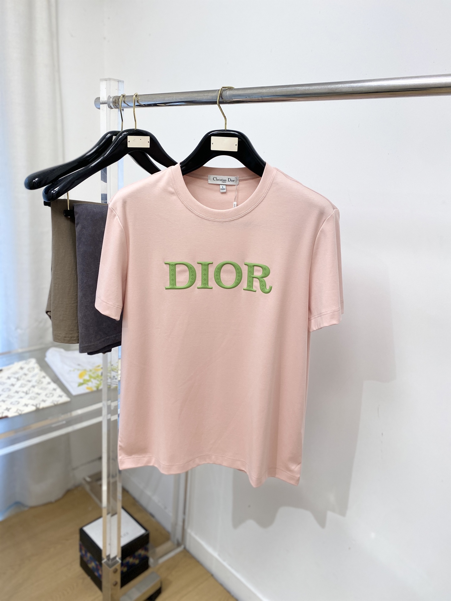 NO:775761,Dior, 2026 new short-sleeved T-shirt, handsome and fashionable, simple and versatile. The letter logo is embroidered on the chest. The fabric is cotton. It is not only crisp and maintains the trendy silhouette, but also comfortable to wear. The yarn is more delicate. Size M-3XL, dior, T-shirt, tees, t-shirt,19860909迪奥、2026新品短袖T恤,帅气时尚,简约百搭款.胸前刺绣装饰字母logo,面料棉 不仅挺括,保持潮流的廓形,又穿着舒适,纱织更细腻,码数M-3XL,,dior,T-shirt,tees，t-shirt,,Men's clothing