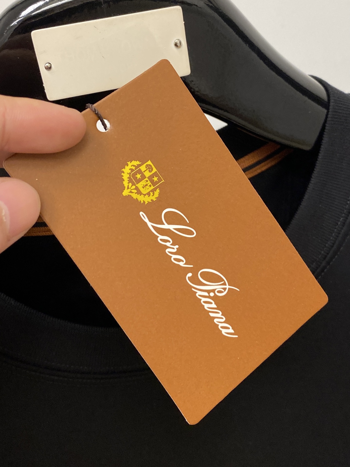 Loro Piana、2026新品短袖T恤，帅气时尚，简约百搭款。胸前顶级印胶图案字母logo，面料棉 不仅挺括，保持潮