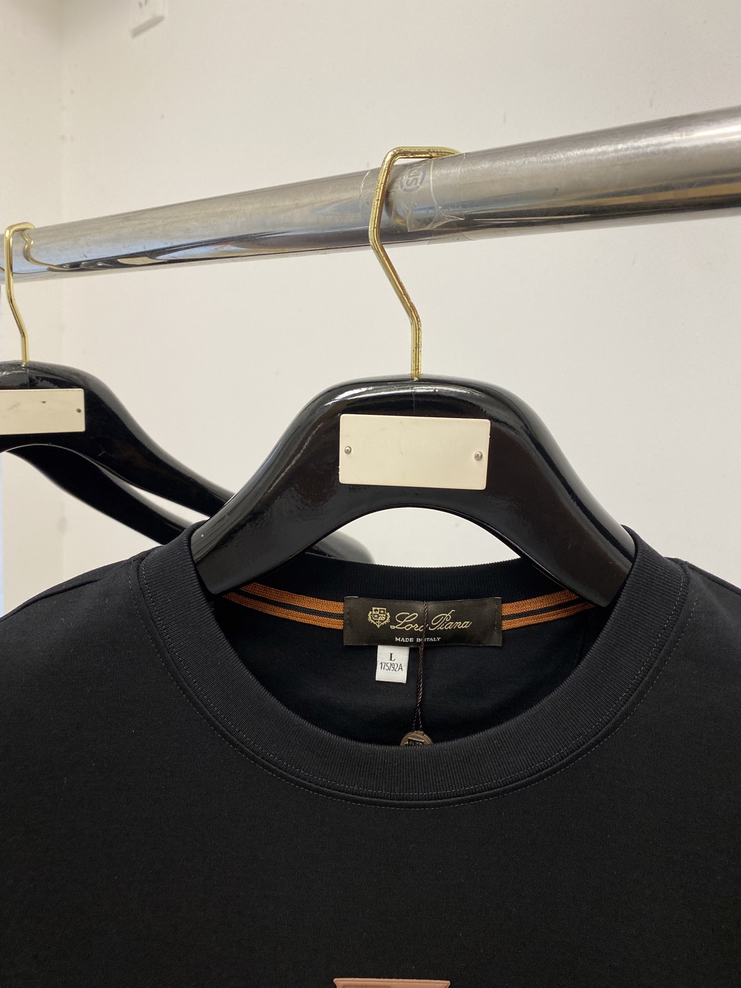 Loro Piana、2026新品短袖T恤，帅气时尚，简约百搭款。胸前顶级印胶图案字母logo，面料棉 不仅挺括，保持潮