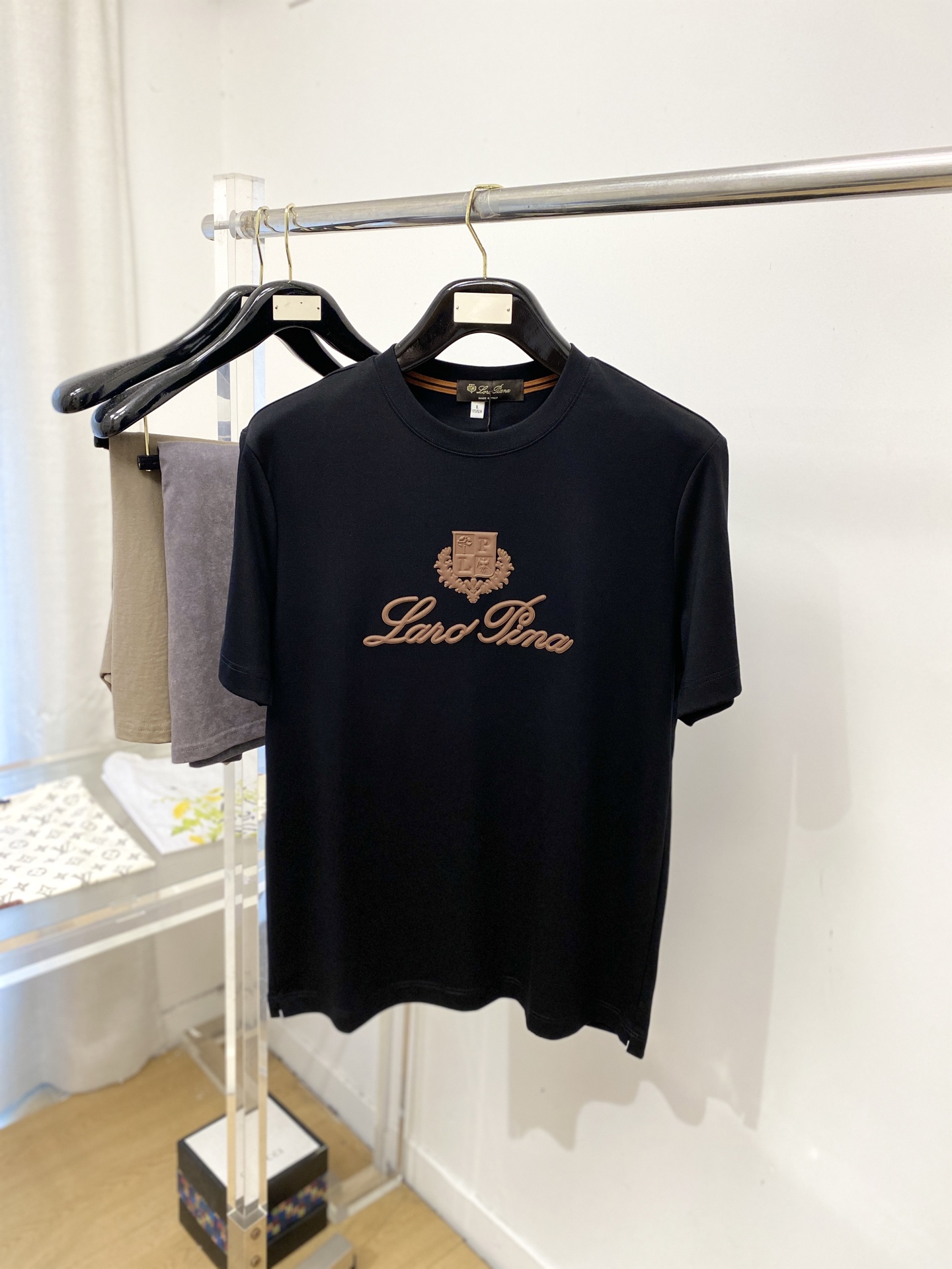 Loro Piana、2026新品短袖T恤，帅气时尚，简约百搭款。胸前顶级印胶图案字母logo，面料棉 不仅挺括，保持潮