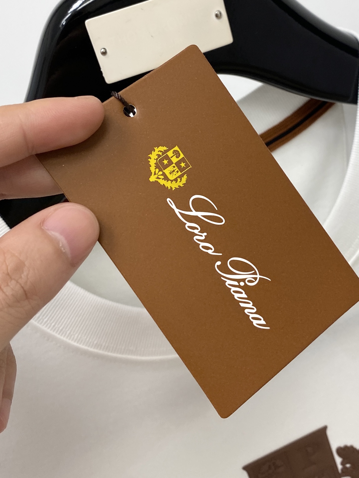 Loro Piana、2026新品短袖T恤，帅气时尚，简约百搭款。胸前顶级印胶图案字母logo，面料棉 不仅挺括，保持潮