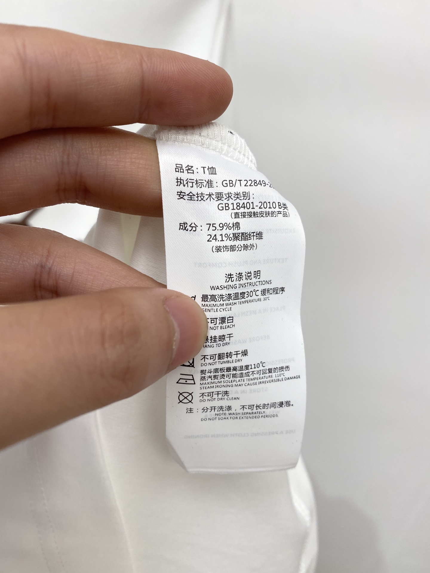 Loro Piana、2026新品短袖T恤，帅气时尚，简约百搭款。胸前顶级印胶图案字母logo，面料棉 不仅挺括，保持潮