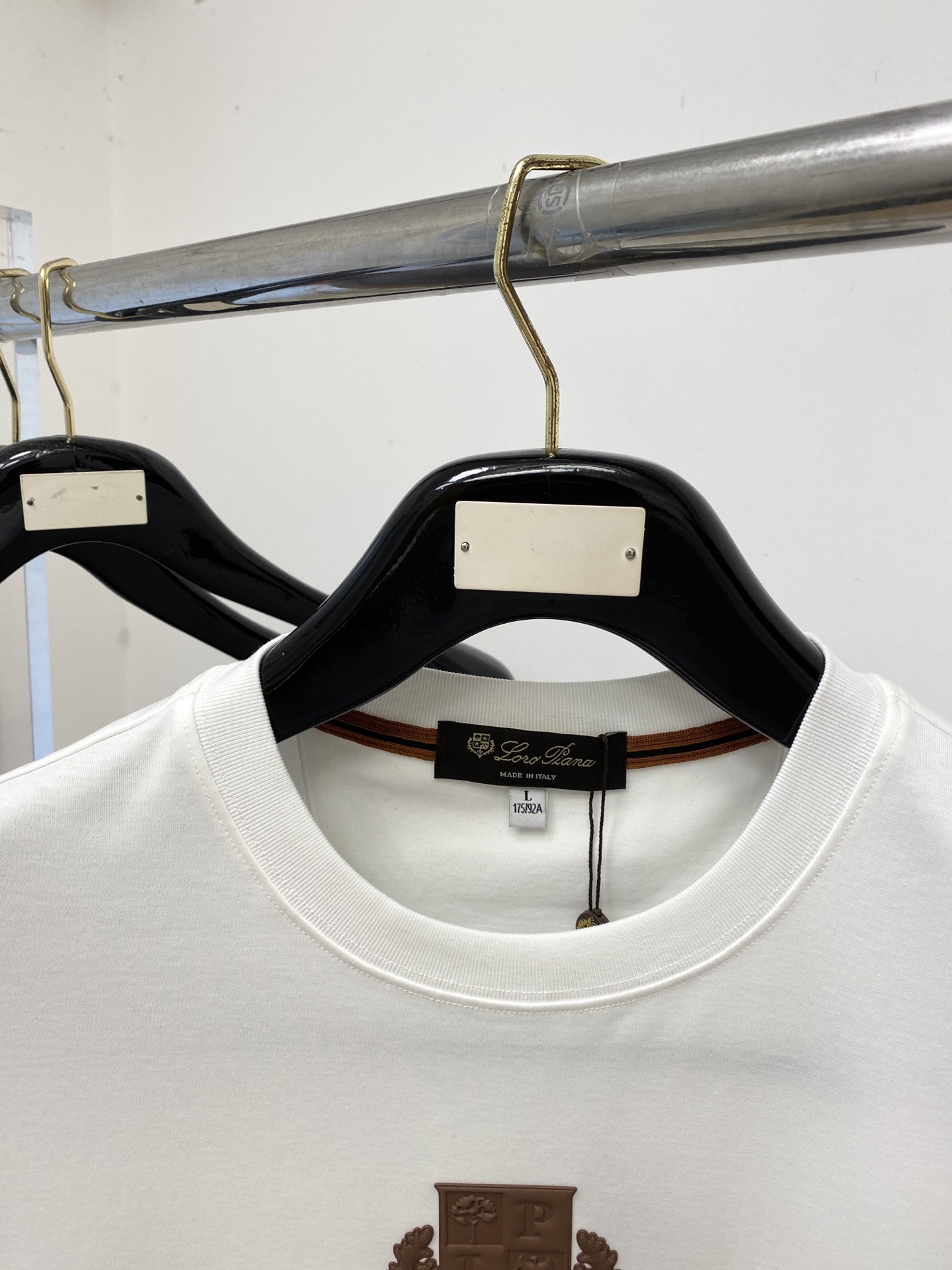 Loro Piana、2026新品短袖T恤，帅气时尚，简约百搭款。胸前顶级印胶图案字母logo，面料棉 不仅挺括，保持潮