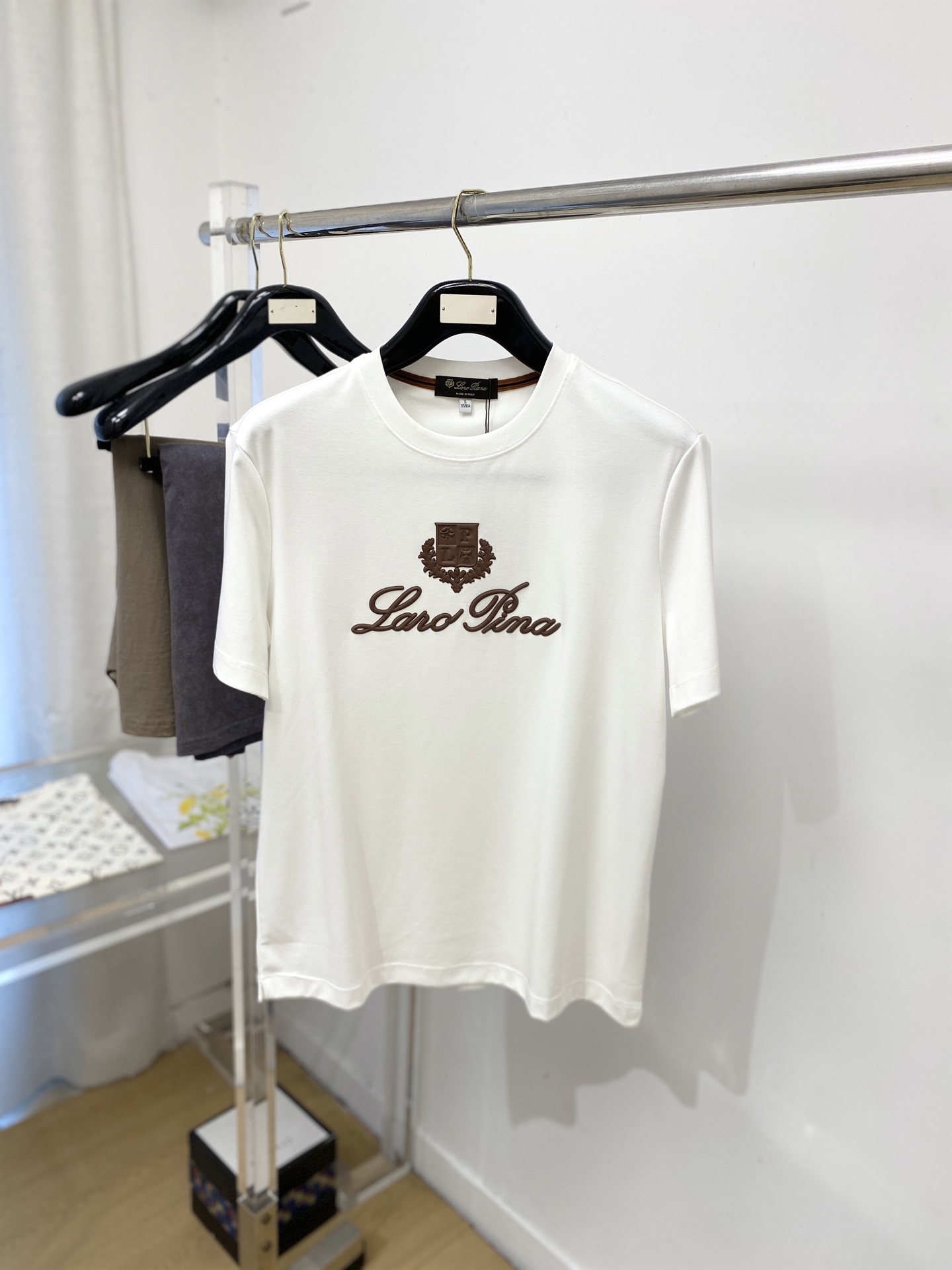 Loro Piana、2026新品短袖T恤，帅气时尚，简约百搭款。胸前顶级印胶图案字母logo，面料棉 不仅挺括，保持潮