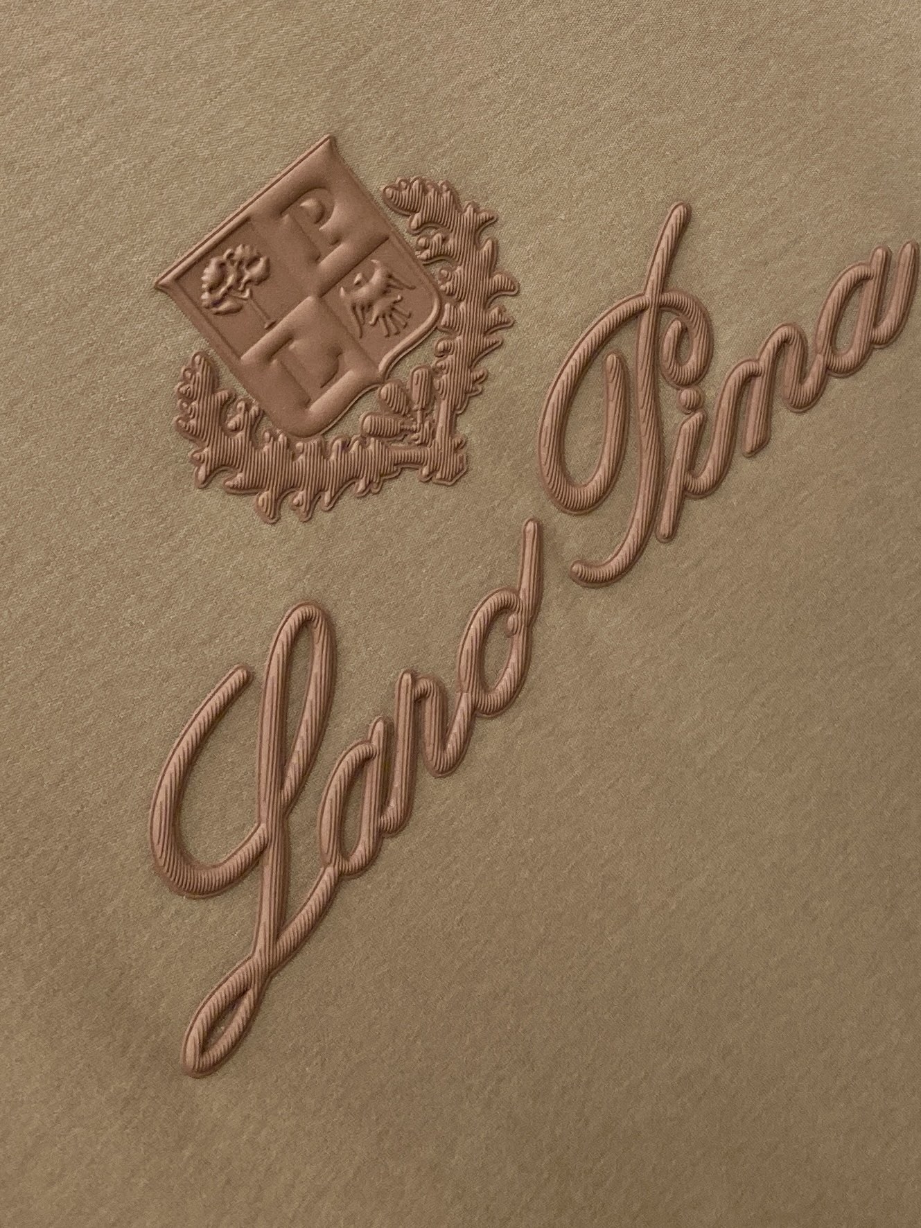Loro Piana、2026新品短袖T恤，帅气时尚，简约百搭款。胸前顶级印胶图案字母logo，面料棉 不仅挺括，保持潮