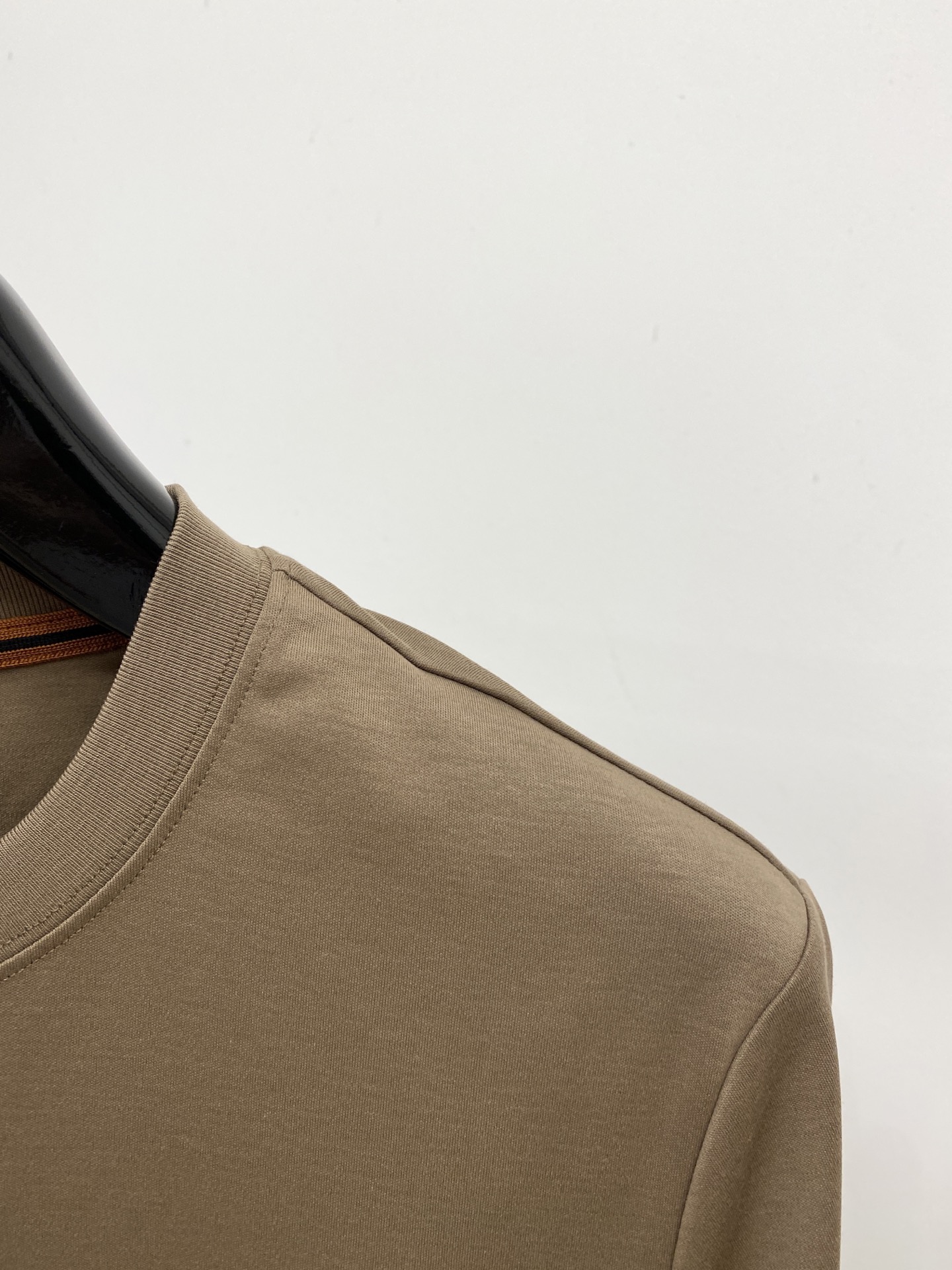 Loro Piana、2026新品短袖T恤，帅气时尚，简约百搭款。胸前顶级印胶图案字母logo，面料棉 不仅挺括，保持潮