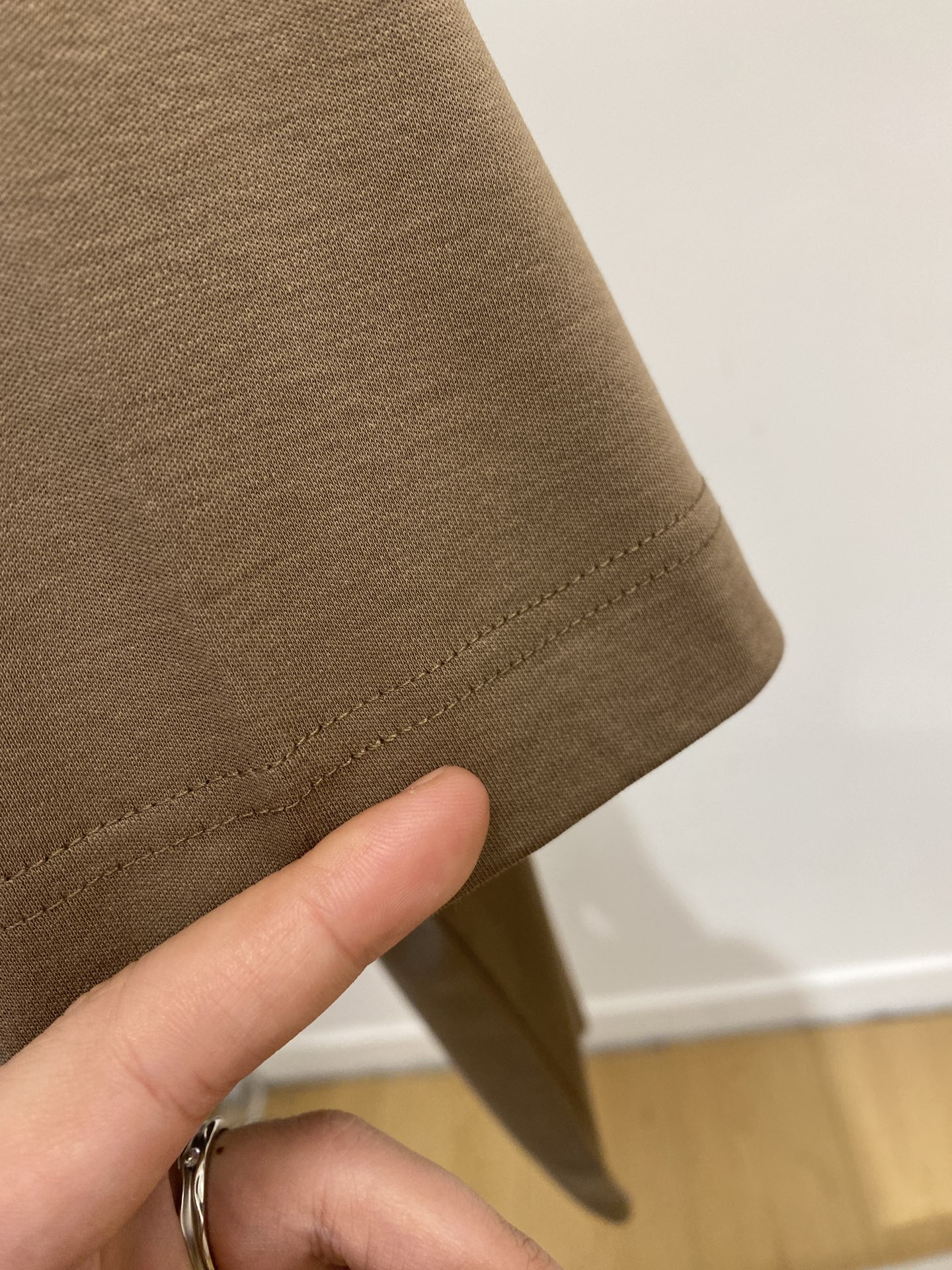 Loro Piana、2026新品短袖T恤，帅气时尚，简约百搭款。胸前顶级印胶图案字母logo，面料棉 不仅挺括，保持潮
