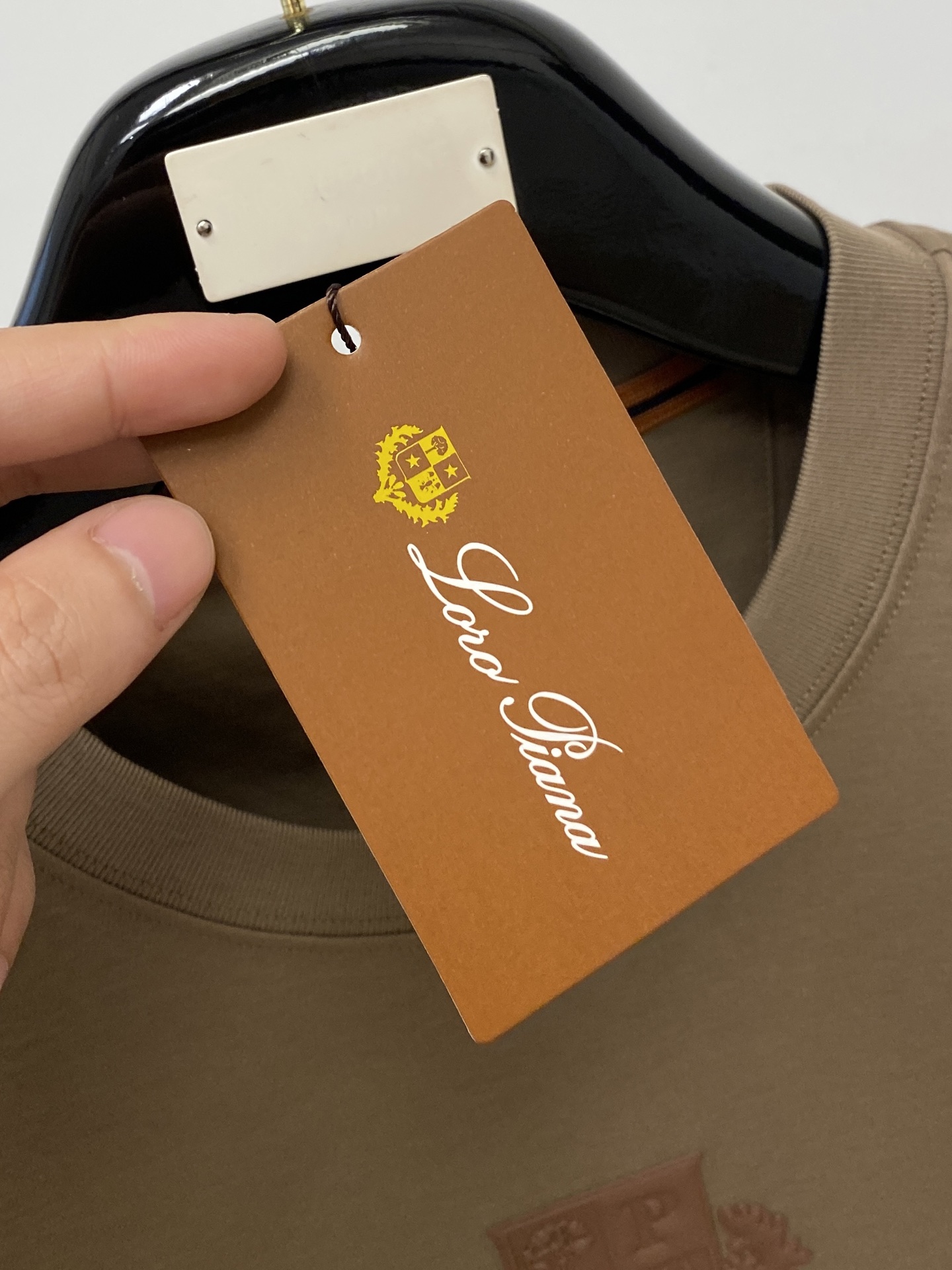 Loro Piana、2026新品短袖T恤，帅气时尚，简约百搭款。胸前顶级印胶图案字母logo，面料棉 不仅挺括，保持潮