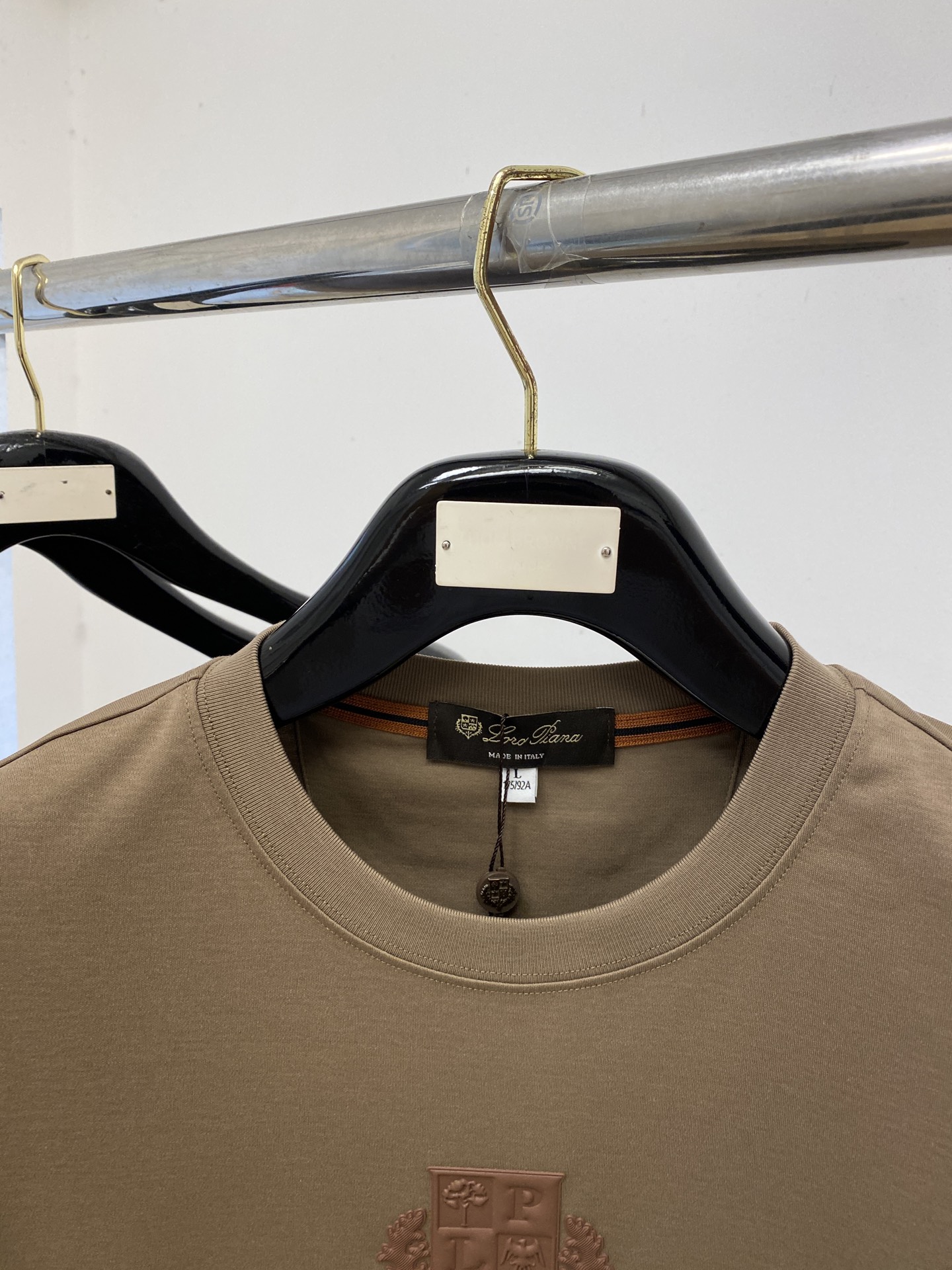 Loro Piana、2026新品短袖T恤，帅气时尚，简约百搭款。胸前顶级印胶图案字母logo，面料棉 不仅挺括，保持潮