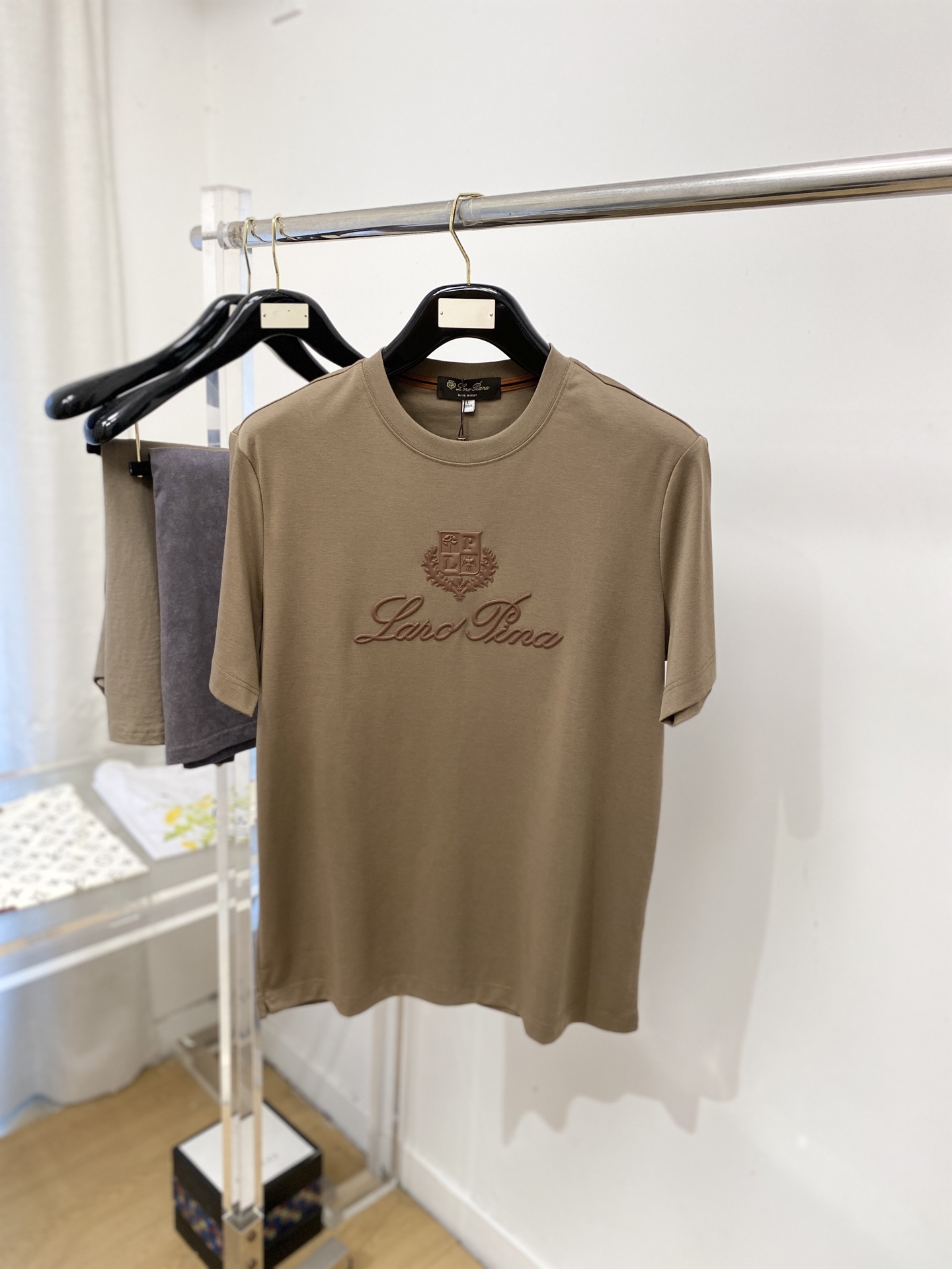 NO:775773,LP, 2026 new short-sleeved T-shirt, handsome and fashionable, simple and versatile. Top-notch printed letter logo on the chest. The fabric is cotton. It is not only crisp and maintains the trendy silhouette, but also comfortable to wear. The yarn is more delicate. Size M-3XL, loro piana, T-shirt, tees, t-shirt,19860909LP、2026新品短袖T恤,帅气时尚,简约百搭款.胸前顶级印胶图案字母logo,面料棉 不仅挺括,保持潮流的廓形,又穿着舒适,纱织更细腻,码数M-3XL,,loro piana,T-shirt,tees，t-shirt,,Men's clothing