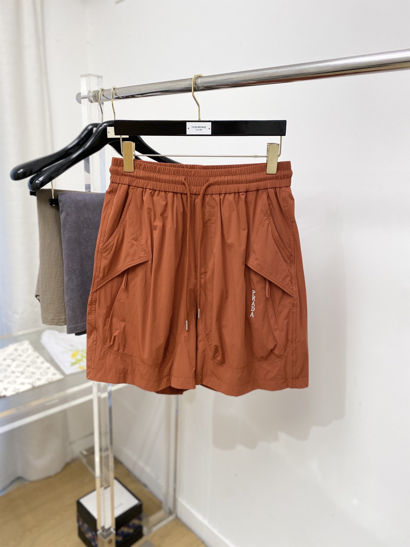 NO:775867,Prada, 2026 popular casual shorts, high elasticity, slimming, simple and versatile, popular style, fine workmanship, you can see the care in every stitch, favorite of many celebrities and Internet celebrities, elongating body proportions!  Micro-elastic comfortable fabric details body size M-3XL, prada, shorts,19860909普拉达、2026爆款休闲短裤 高弹显瘦必爆简约百搭爆款,做工精细,每一针都看得到用心,超多明星网红最爱 拉长身材比例哦！微弹 舒适面料 细节体码数M-3XL,,prada,shorts,,Men's clothing
