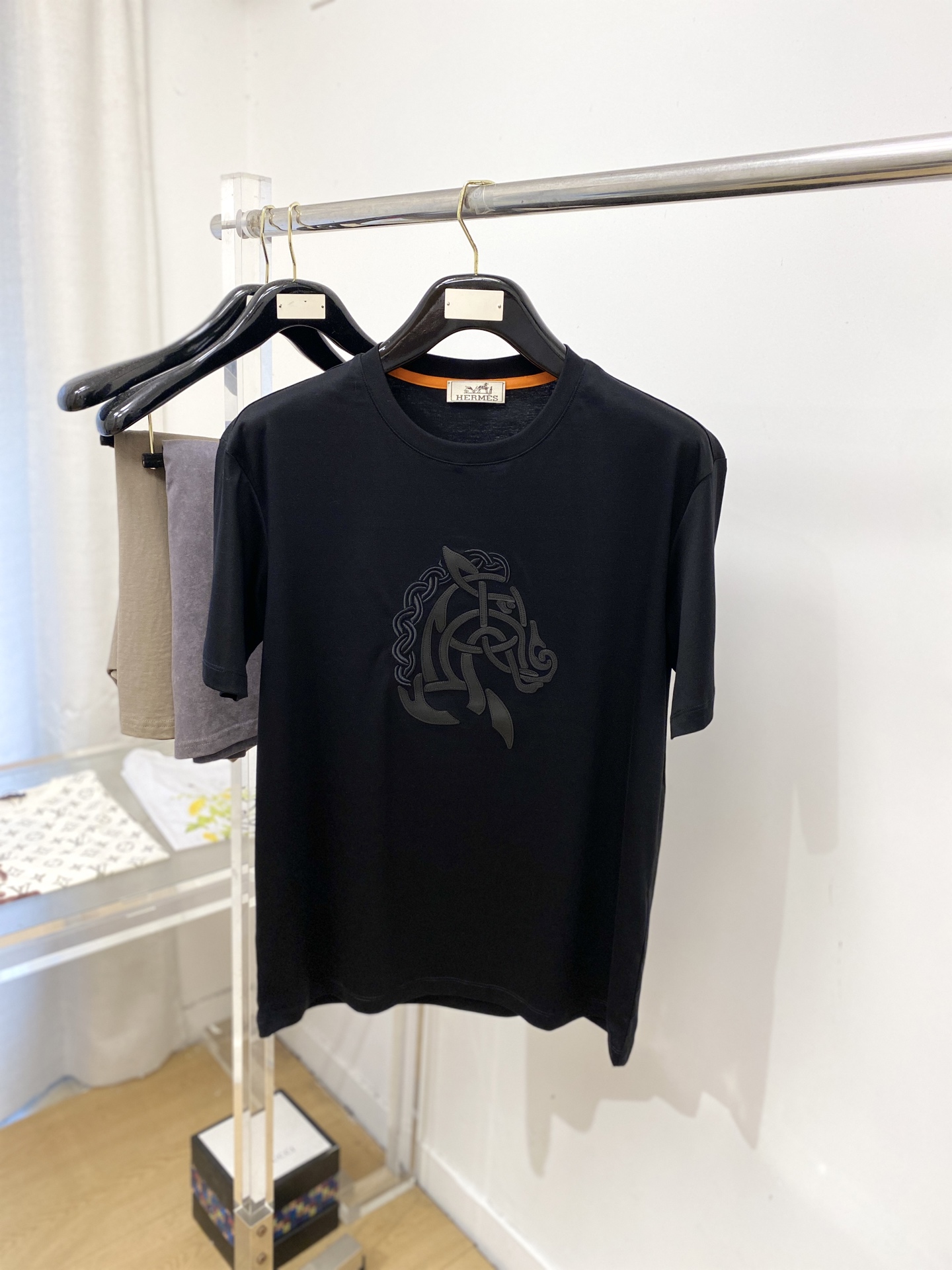 NO:775753,Hermes, 2026 new short-sleeved T-shirt, handsome and fashionable, simple and versatile. Embroidered logo on the chest, fabric cotton is not only crisp and maintains the trendy silhouette, but also comfortable to wear, the yarn is more delicate, size M-3XL,, hermes, T-shirt, tees, t-shirt,19860909爱马仕、2026新品短袖T恤,帅气时尚,简约百搭款.胸前刺绣装饰图案logo,面料棉 不仅挺括,保持潮流的廓形,又穿着舒适,纱织更细腻,码数M-3XL,,hermes,T-shirt,tees，t-shirt,,Men's clothing