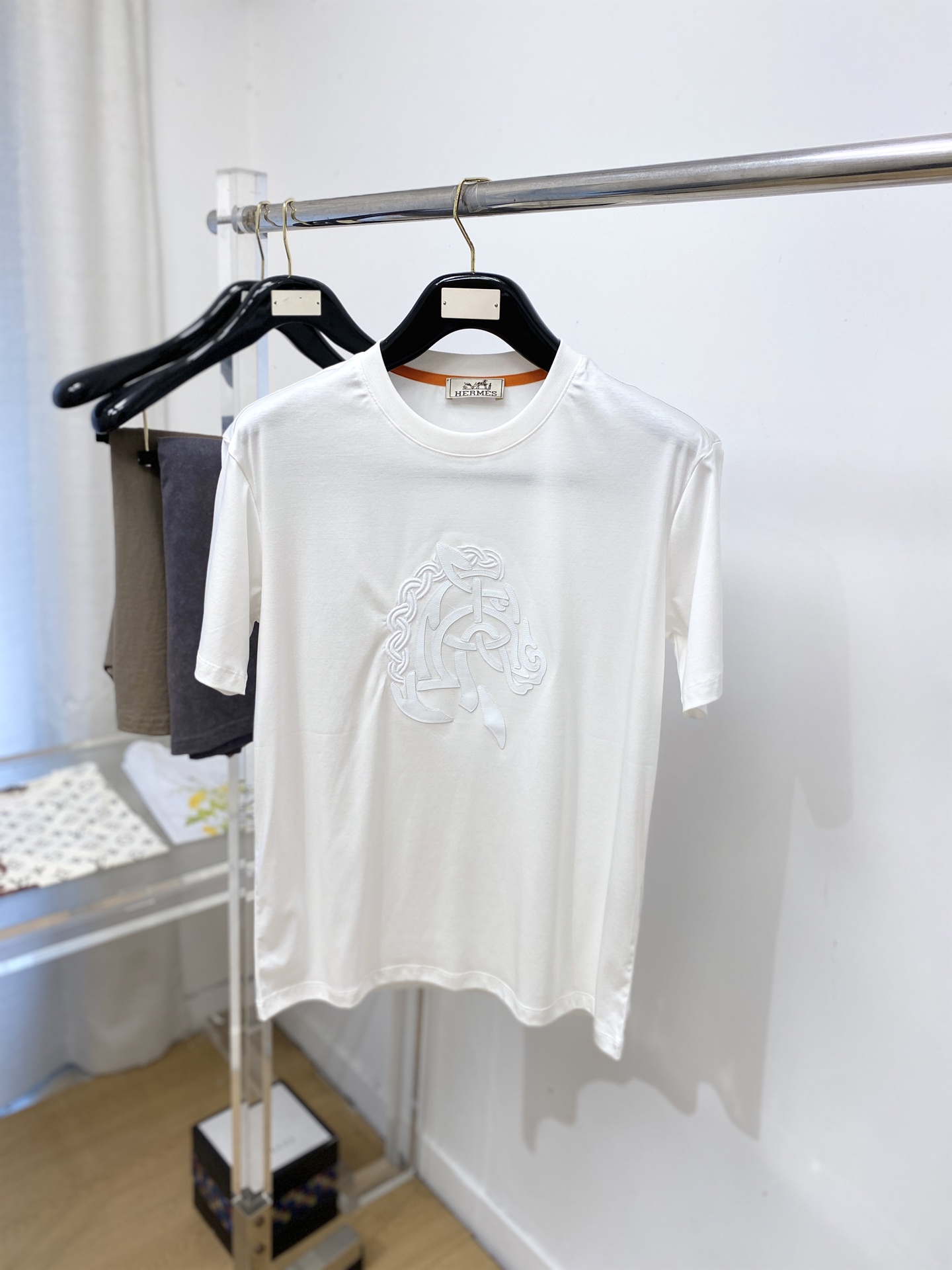 NO:775758,Hermes, 2026 new short-sleeved T-shirt, handsome and fashionable, simple and versatile. Embroidered logo on the chest, fabric cotton is not only crisp and maintains the trendy silhouette, but also comfortable to wear, the yarn is more delicate, size M-3XL,, hermes, T-shirt, tees, t-shirt,19860909爱马仕、2026新品短袖T恤,帅气时尚,简约百搭款.胸前刺绣装饰图案logo,面料棉 不仅挺括,保持潮流的廓形,又穿着舒适,纱织更细腻,码数M-3XL,,hermes,T-shirt,tees，t-shirt,,Men's clothing