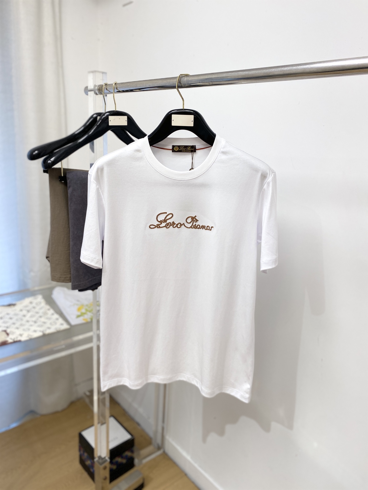NO:775764,LP, 2026 new short-sleeved T-shirt, handsome and fashionable, simple and versatile. Exquisitely embroidered letter logo on the chest. The fabric is cotton. It is not only crisp and maintains the trendy silhouette, but also comfortable to wear. The yarn is more delicate. Size M-3XL, loro piana, T-shirt, tees, t-shirt,19860909LP、2026新品短袖T恤,帅气时尚,简约百搭款.胸前精致刺绣字母logo,面料棉 不仅挺括,保持潮流的廓形,又穿着舒适,纱织更细腻,码数M-3XL,,loro piana,T-shirt,tees，t-shirt,,Men's clothing