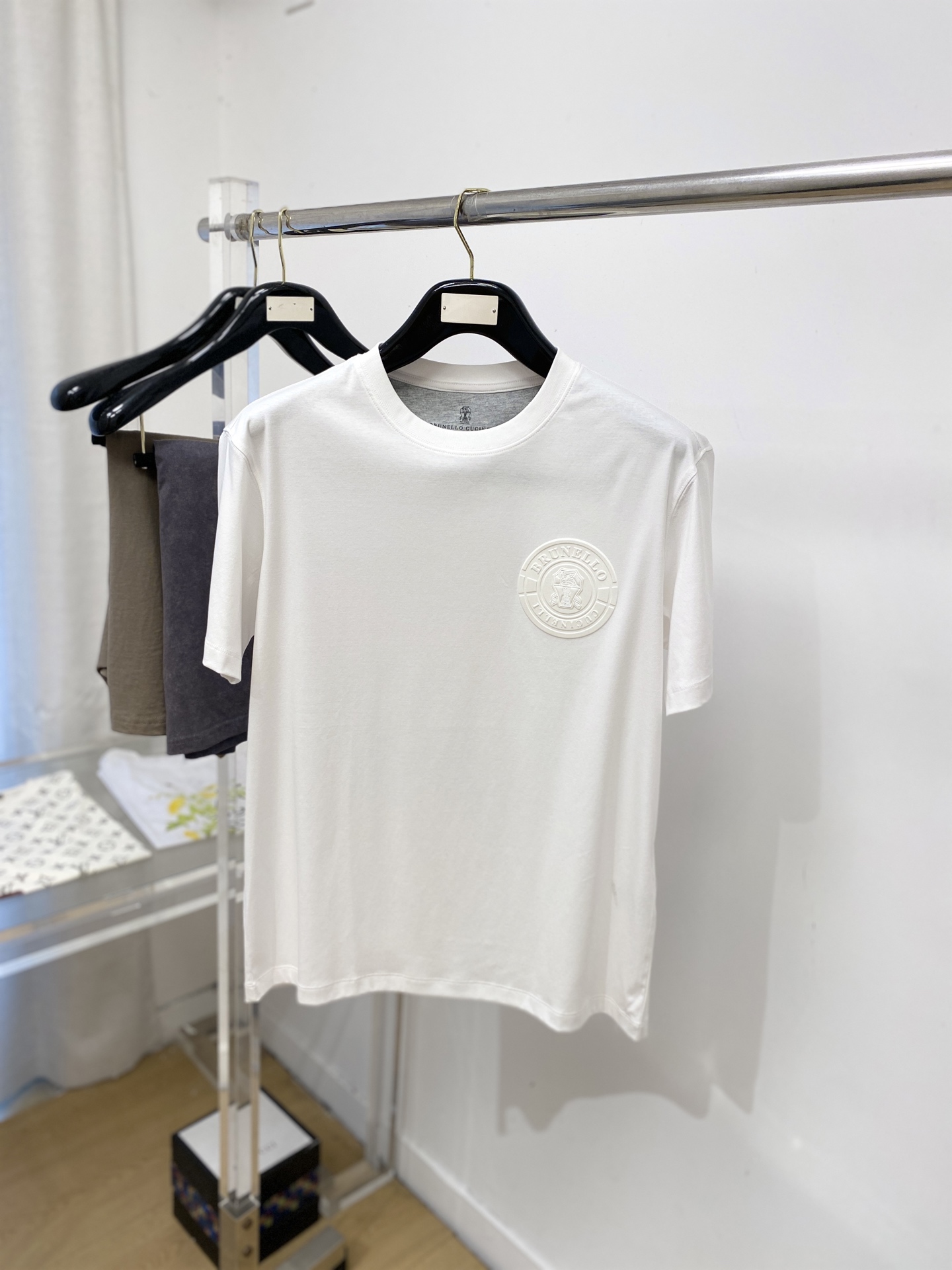NO:775769,Brunello Cucinelli, 2026 new short-sleeved T-shirt, handsome and fashionable, simple and versatile. Designed with embossed rubber pattern letter logo on the chest. The fabric is cotton. It is not only crisp and maintains the trendy silhouette, but also comfortable to wear. The yarn is more delicate. Size M-3XL,, brunello cucinelli, T-shirt, tees, t-shirt,19860909Brunello Cucinelli、2026新品短袖T恤,帅气时尚,简约百搭款.胸前设计凹凸印胶图案字母logo,面料棉 不仅挺括,保持潮流的廓形,又穿着舒适,纱织更细腻,码数M-3XL,,brunello cucinelli,T-shirt,tees，t-shirt,,Men's clothing