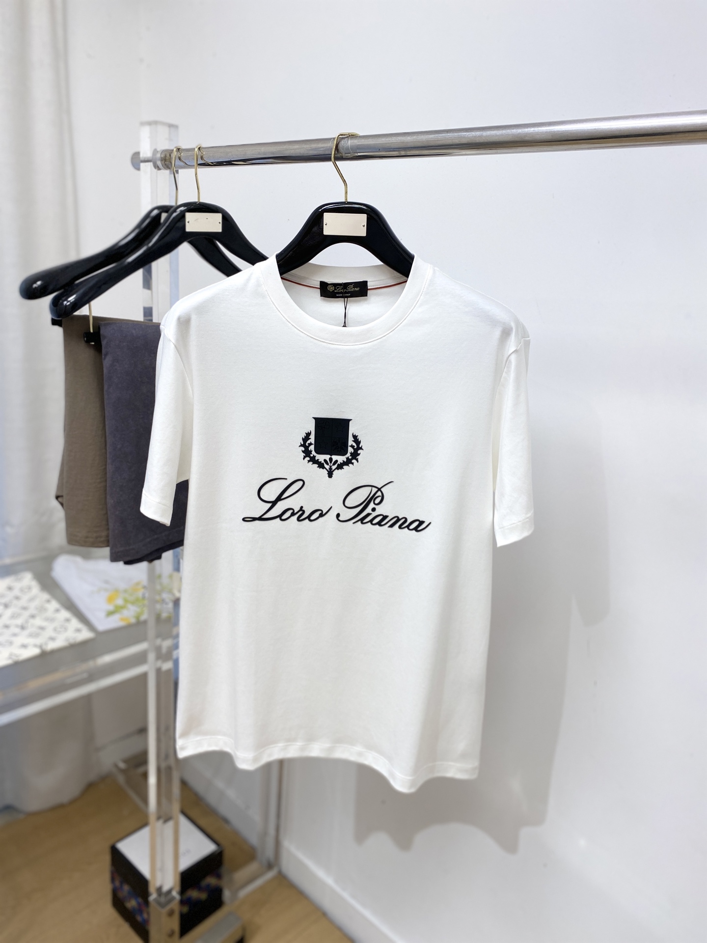 NO:775775,LP, 2026 new short-sleeved T-shirt, handsome and fashionable, simple and versatile. Top-notch printed letter logo on the chest. The fabric is cotton. It is not only crisp and maintains the trendy silhouette, but also comfortable to wear. The yarn is more delicate. Size M-3XL, loro piana, T-shirt, tees, t-shirt,19860909LP、2026新品短袖T恤,帅气时尚,简约百搭款.胸前顶级印胶图案字母logo,面料棉 不仅挺括,保持潮流的廓形,又穿着舒适,纱织更细腻,码数M-3XL,,loro piana,T-shirt,tees，t-shirt,,Men's clothing