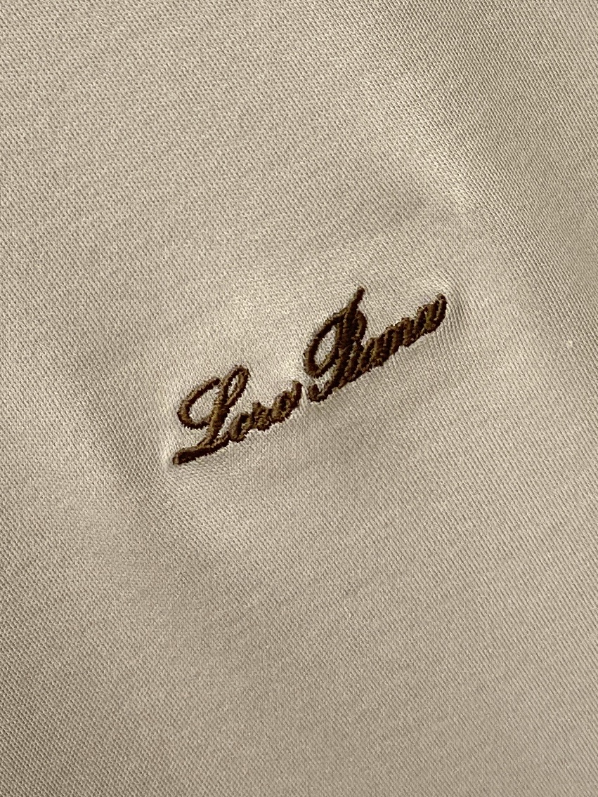 Loro Piana、2026新品短袖T恤，帅气时尚，简约百搭款。胸前精致刺绣字母logo，面料棉 不仅挺括，保持潮流的