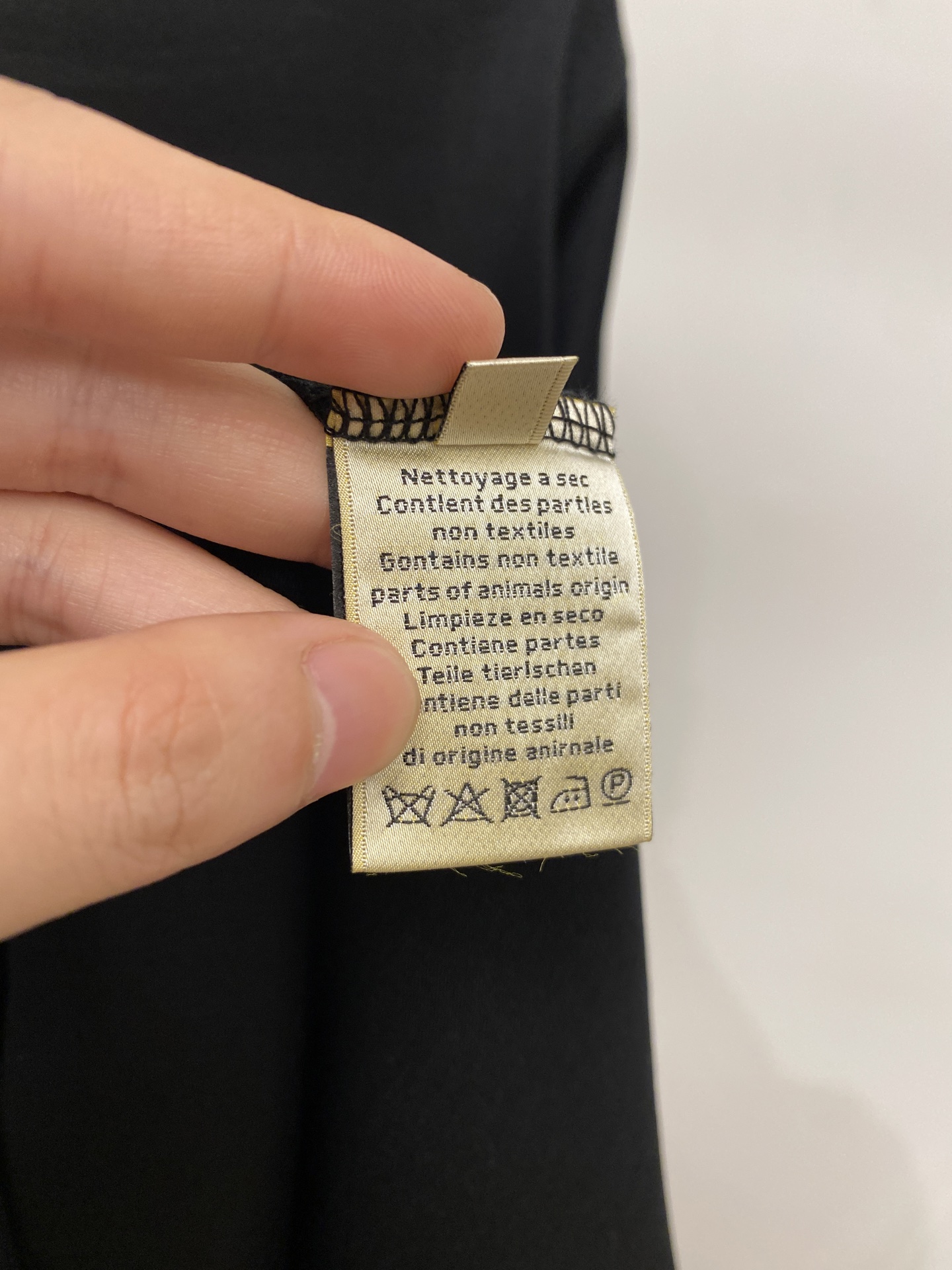 爱马仕、2026新品短袖T恤，帅气时尚，胸前精致刺绣字母logo，简约百搭款。面料棉 不仅挺括，保持潮流