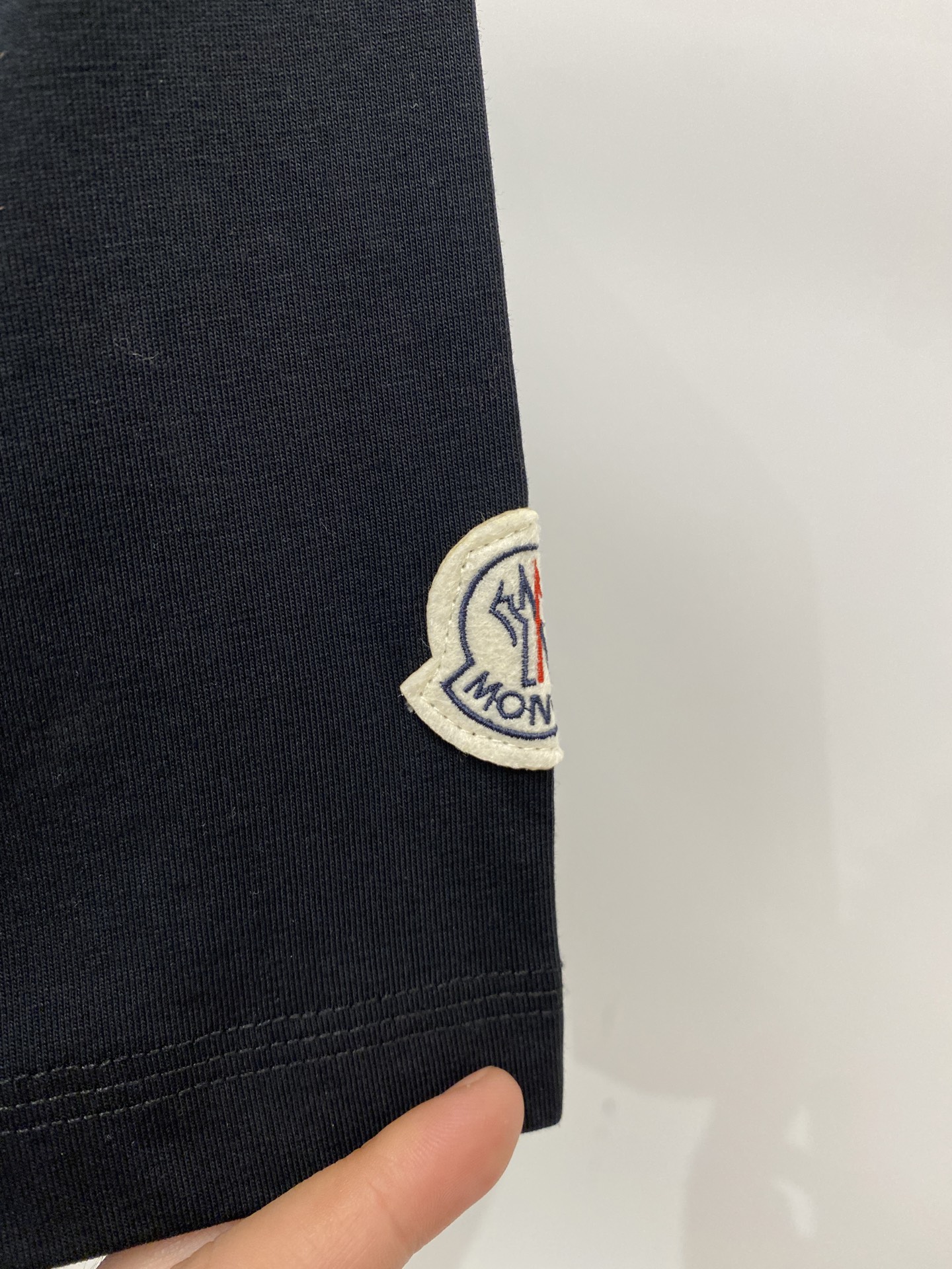 ￼蒙口、2026新品短袖T恤，帅气时尚，胸前顶级印胶图案字母logo，简约百搭款。面料棉 不仅挺括，保持