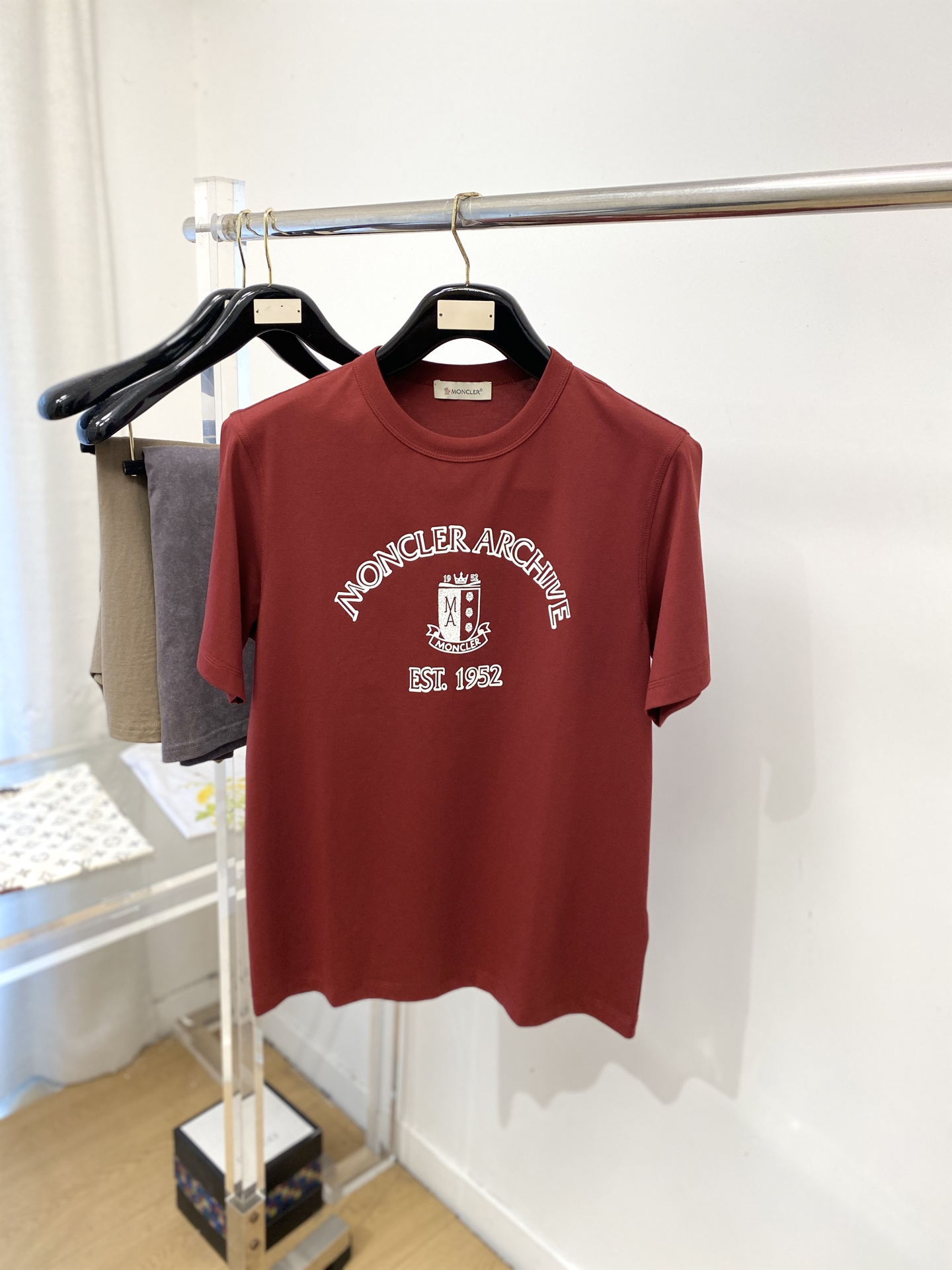 蒙口、2026新品短袖T恤，帅气时尚，胸前顶级印胶图案字母logo，简约百搭款。面料棉 不仅挺括，保持潮