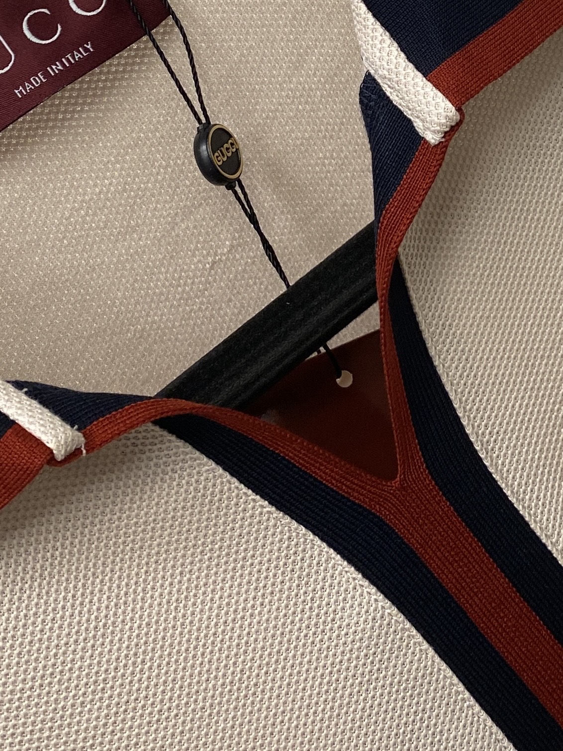 古奇、2026新品短袖T恤，帅气时尚，胸前精致刺绣字母logo，简约百搭款。面料棉 不仅挺括，保持潮流的