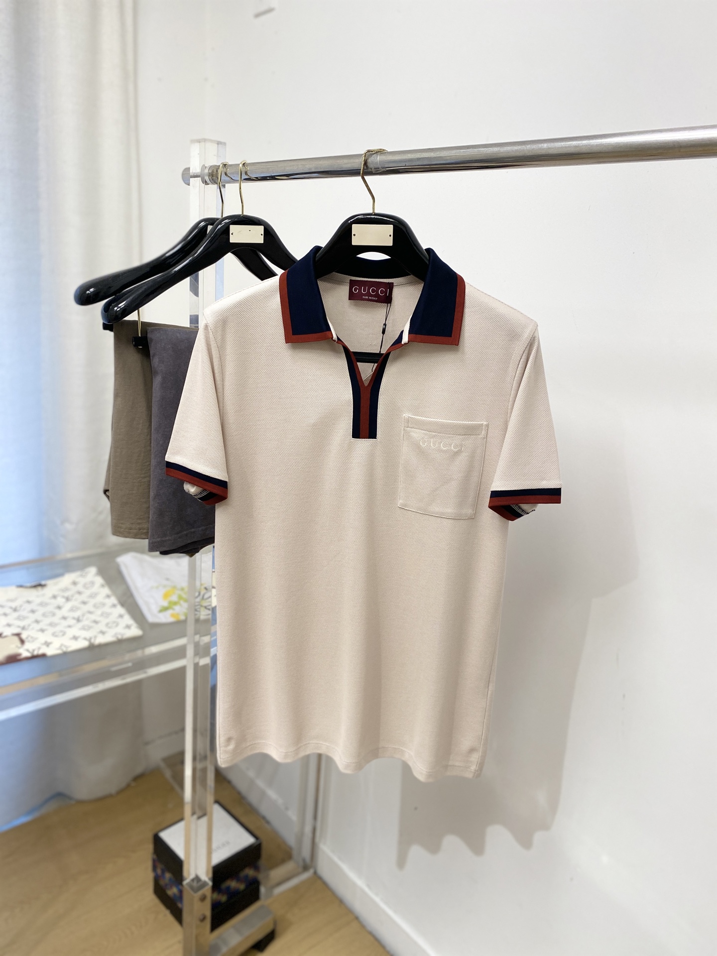 古奇、2026新品短袖T恤，帅气时尚，胸前精致刺绣字母logo，简约百搭款。面料棉 不仅挺括，保持潮流的