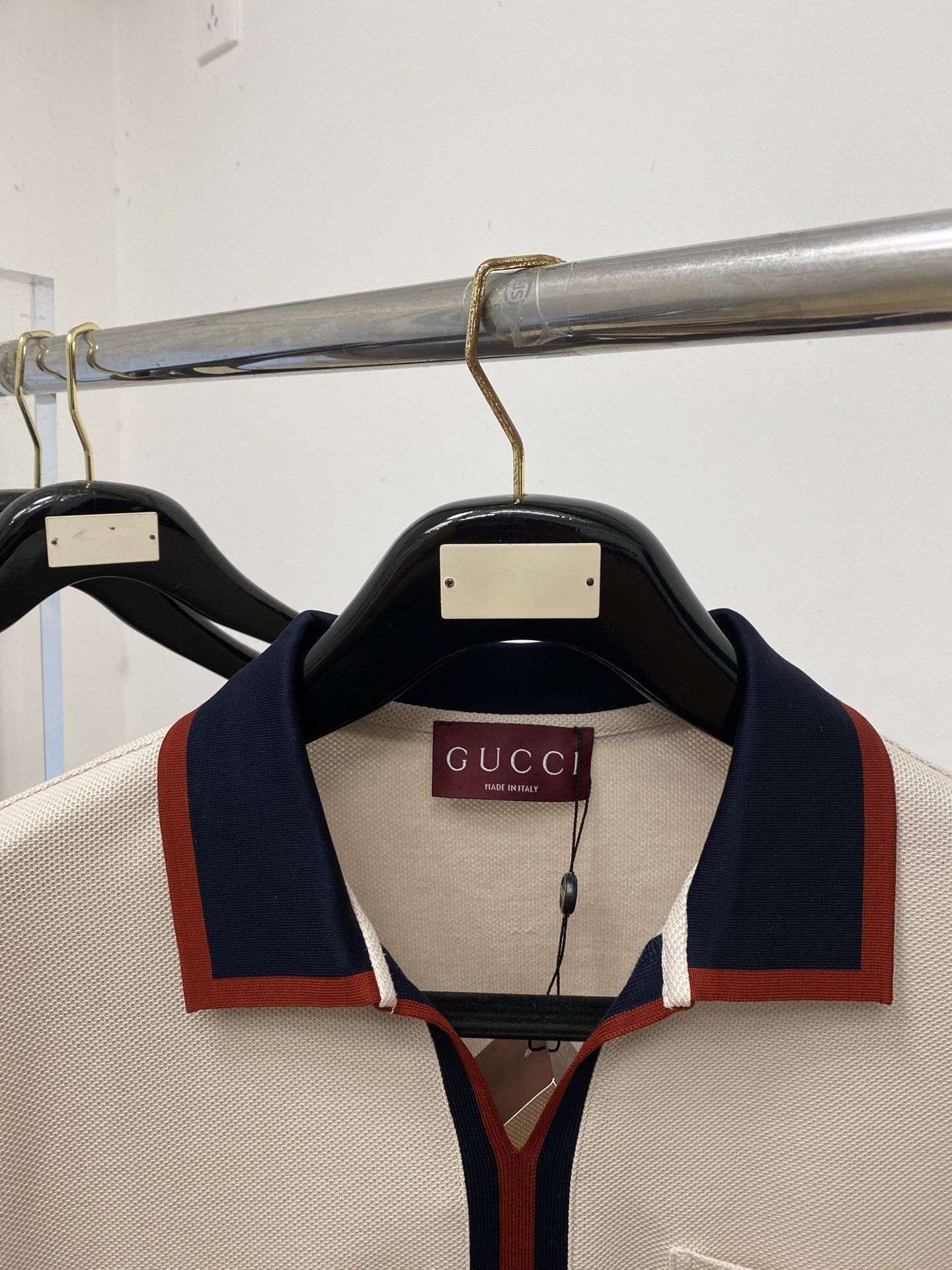 古奇、2026新品短袖T恤，帅气时尚，胸前精致刺绣字母logo，简约百搭款。面料棉 不仅挺括，保持潮流的